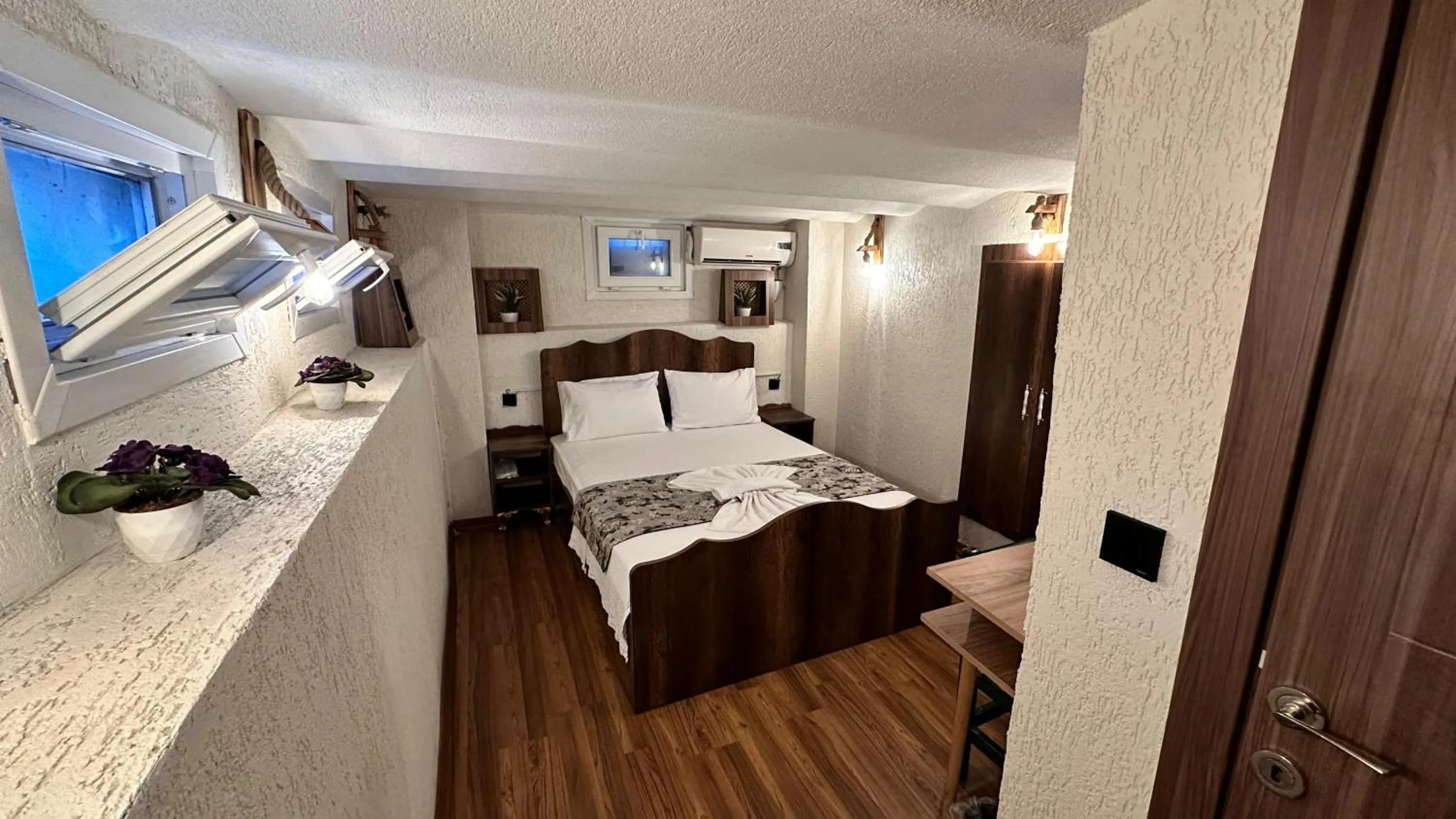 Photo of the whole room, Bed in Aras Boutique Hotel & Suites