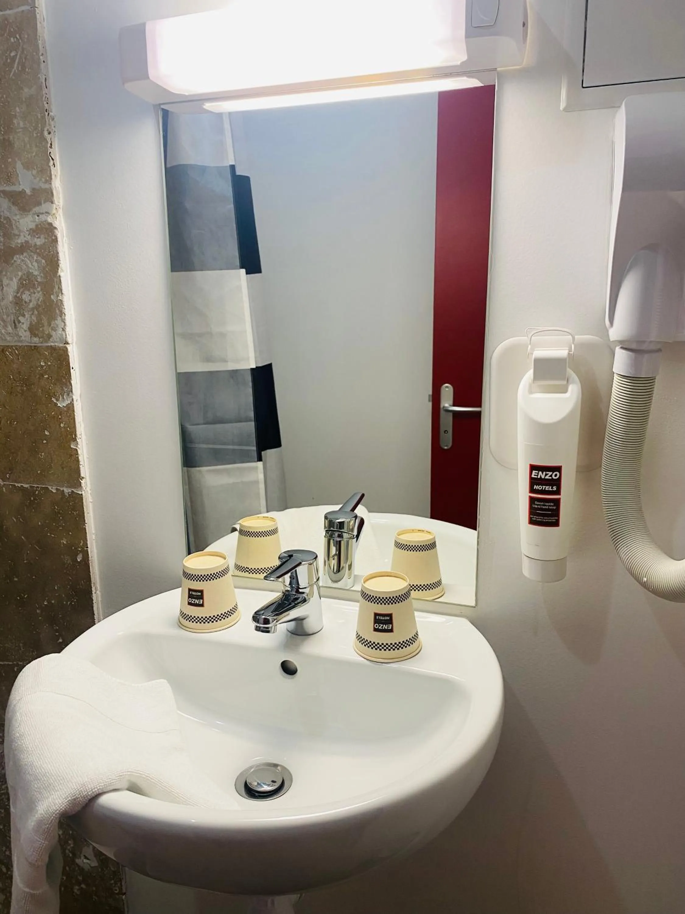 Bathroom in Enzo Hotels Limoges Centre Jourdan by Kyriad Direct