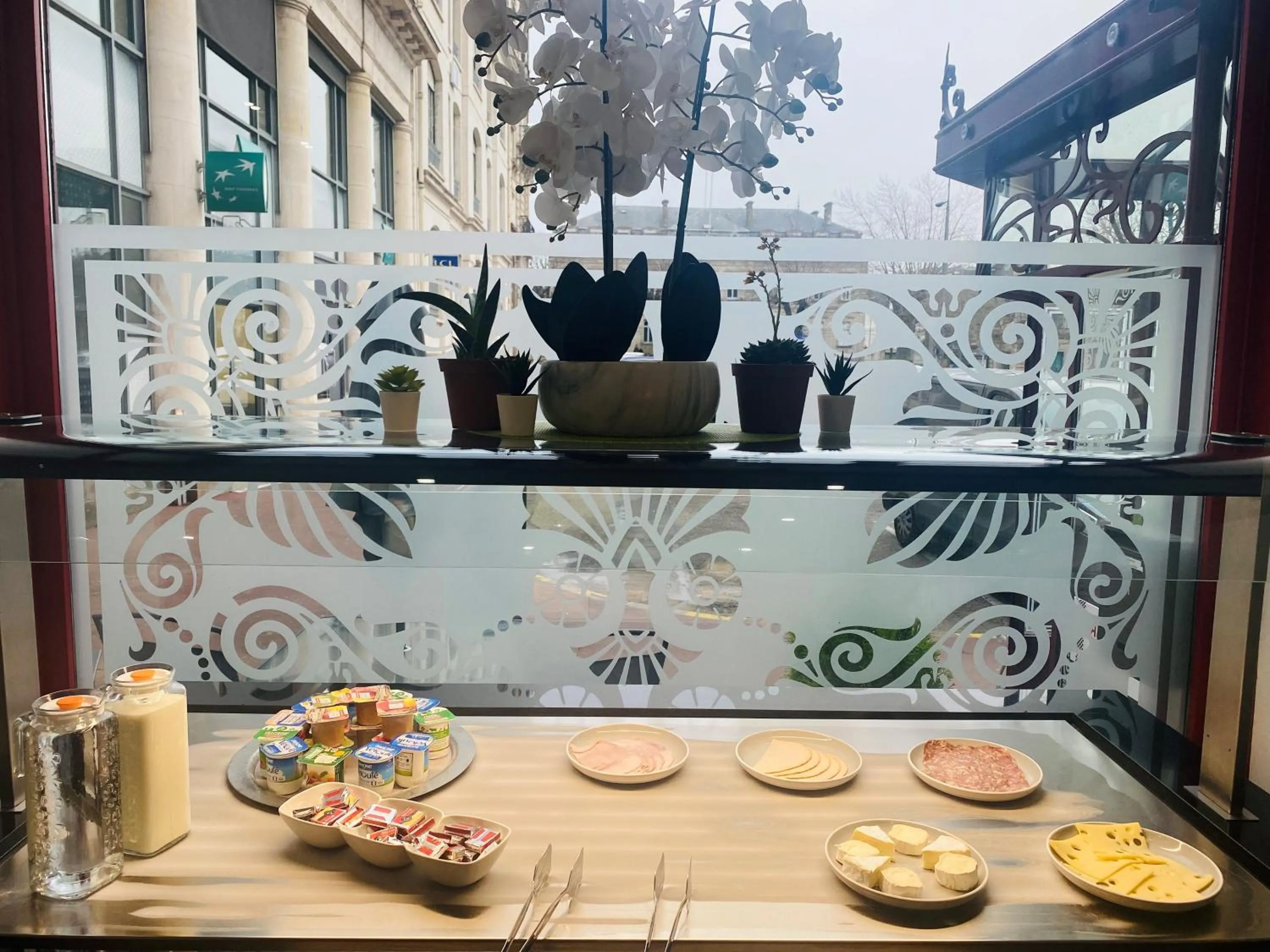 Continental breakfast in Enzo Hotels Limoges Centre Jourdan by Kyriad Direct