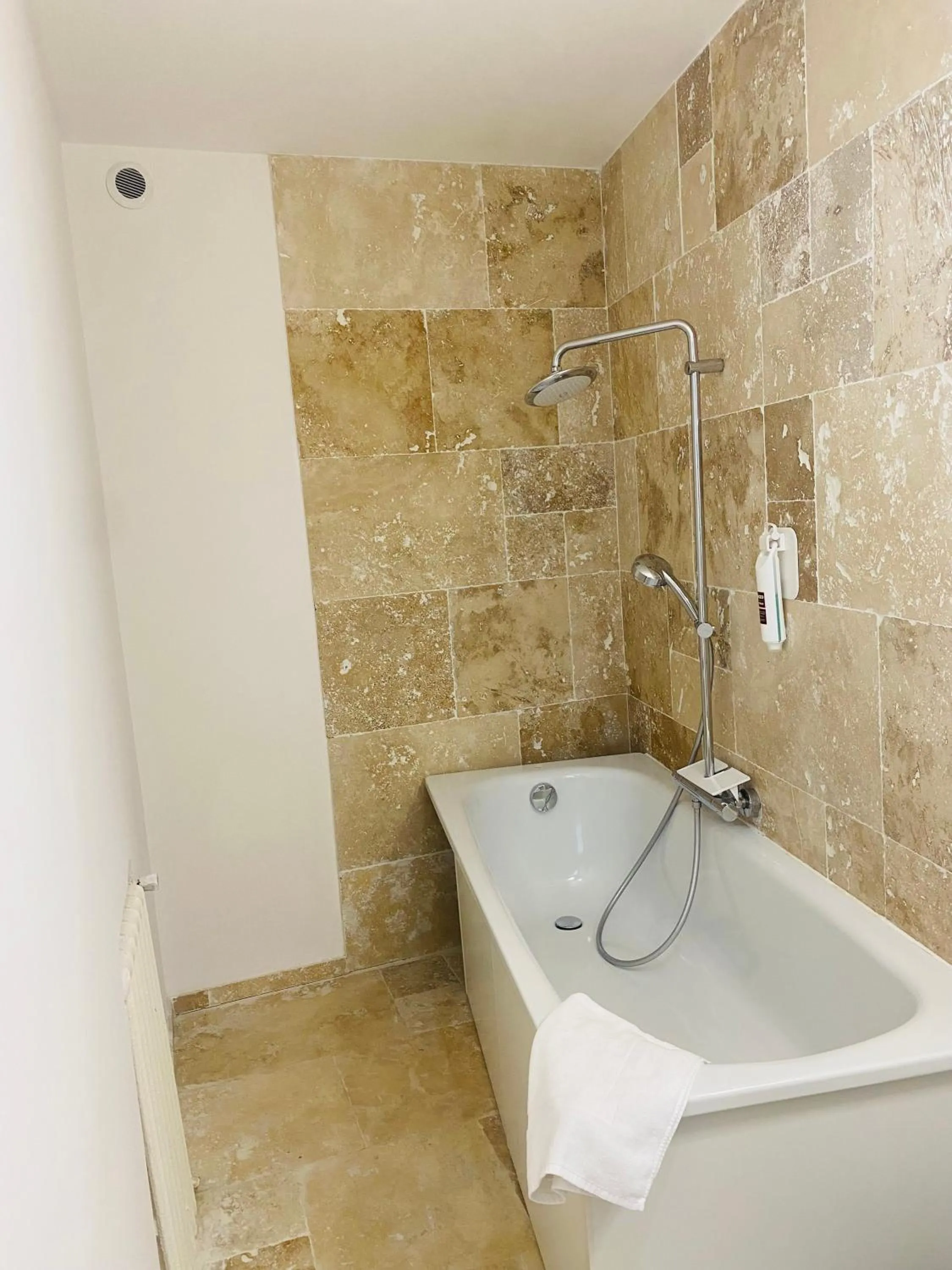 Bath in Enzo Hotels Limoges Centre Jourdan by Kyriad Direct