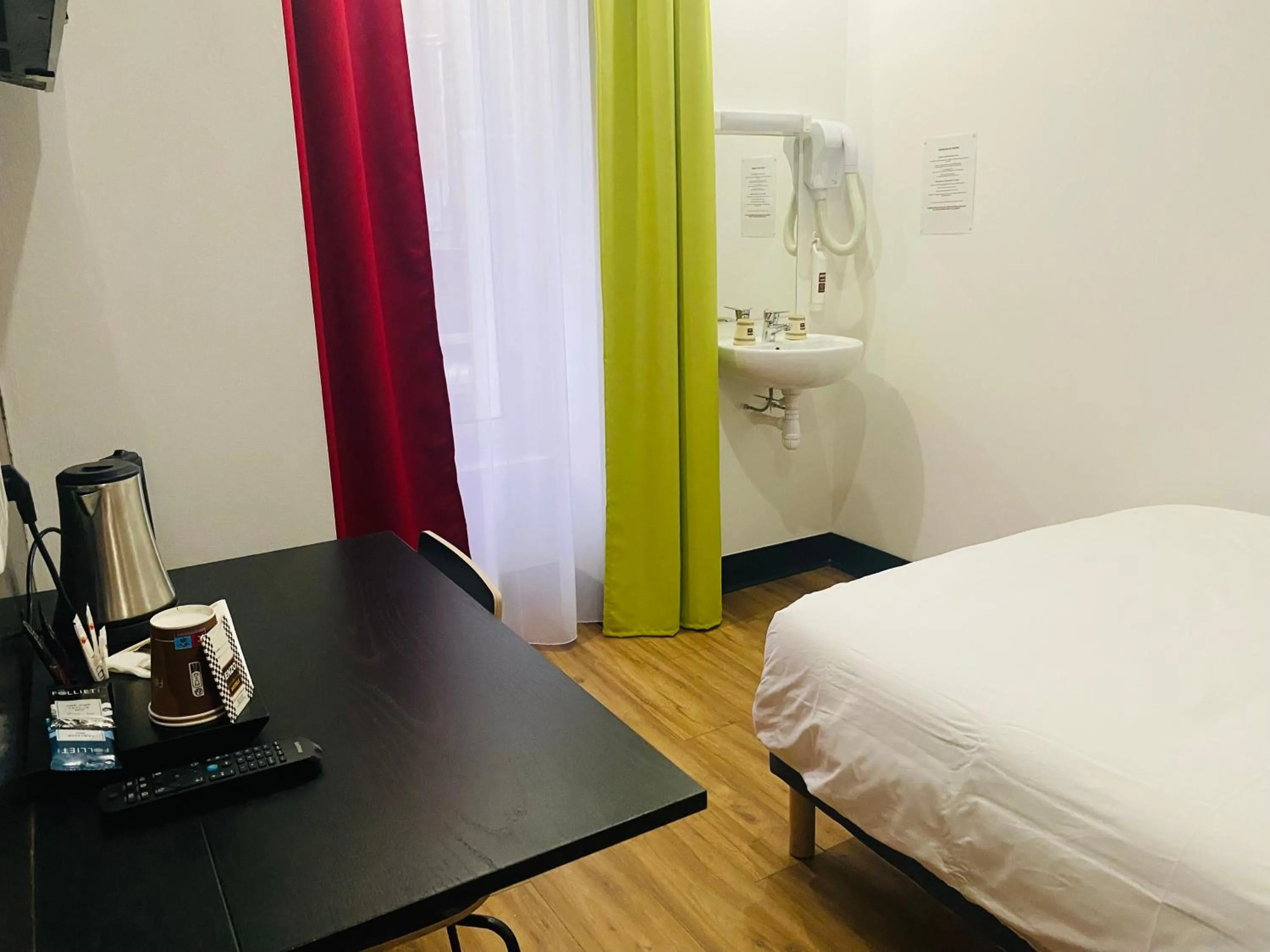 Photo of the whole room in Enzo Hotels Limoges Centre Jourdan by Kyriad Direct