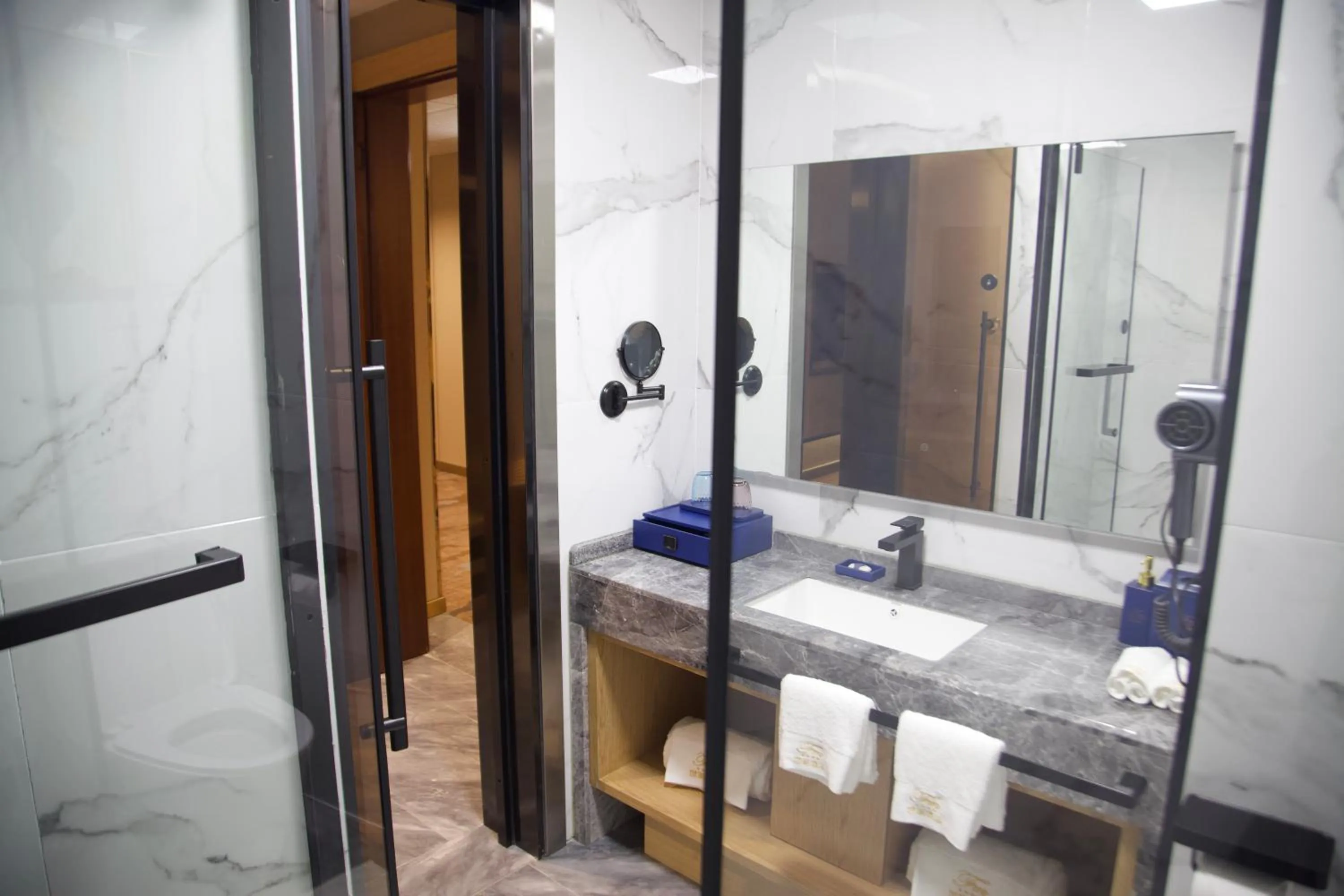 Shower in Hôtel FAMILLE MONDIALE