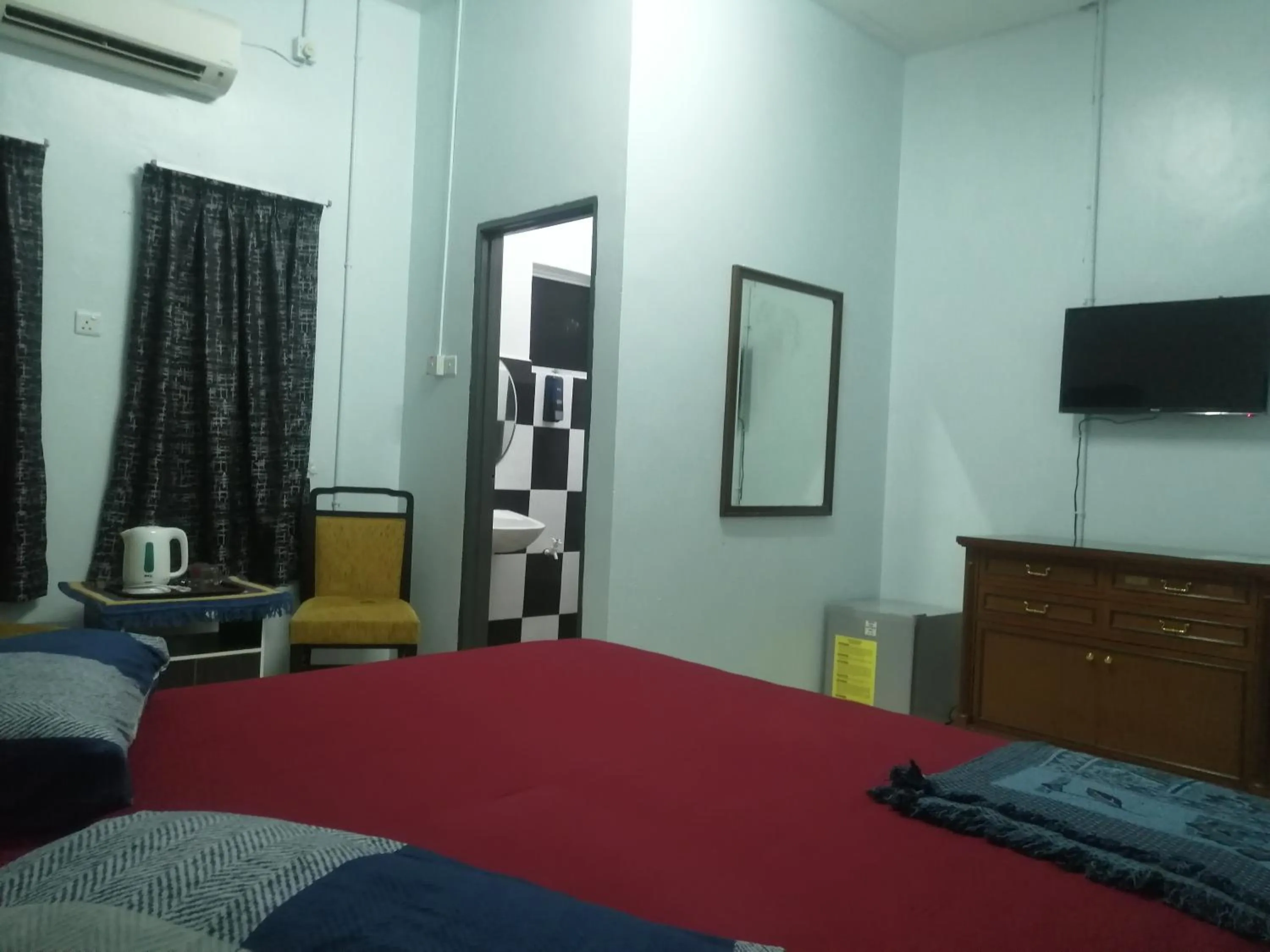 Photo of the whole room, Bed in Kamar Musafir MMS