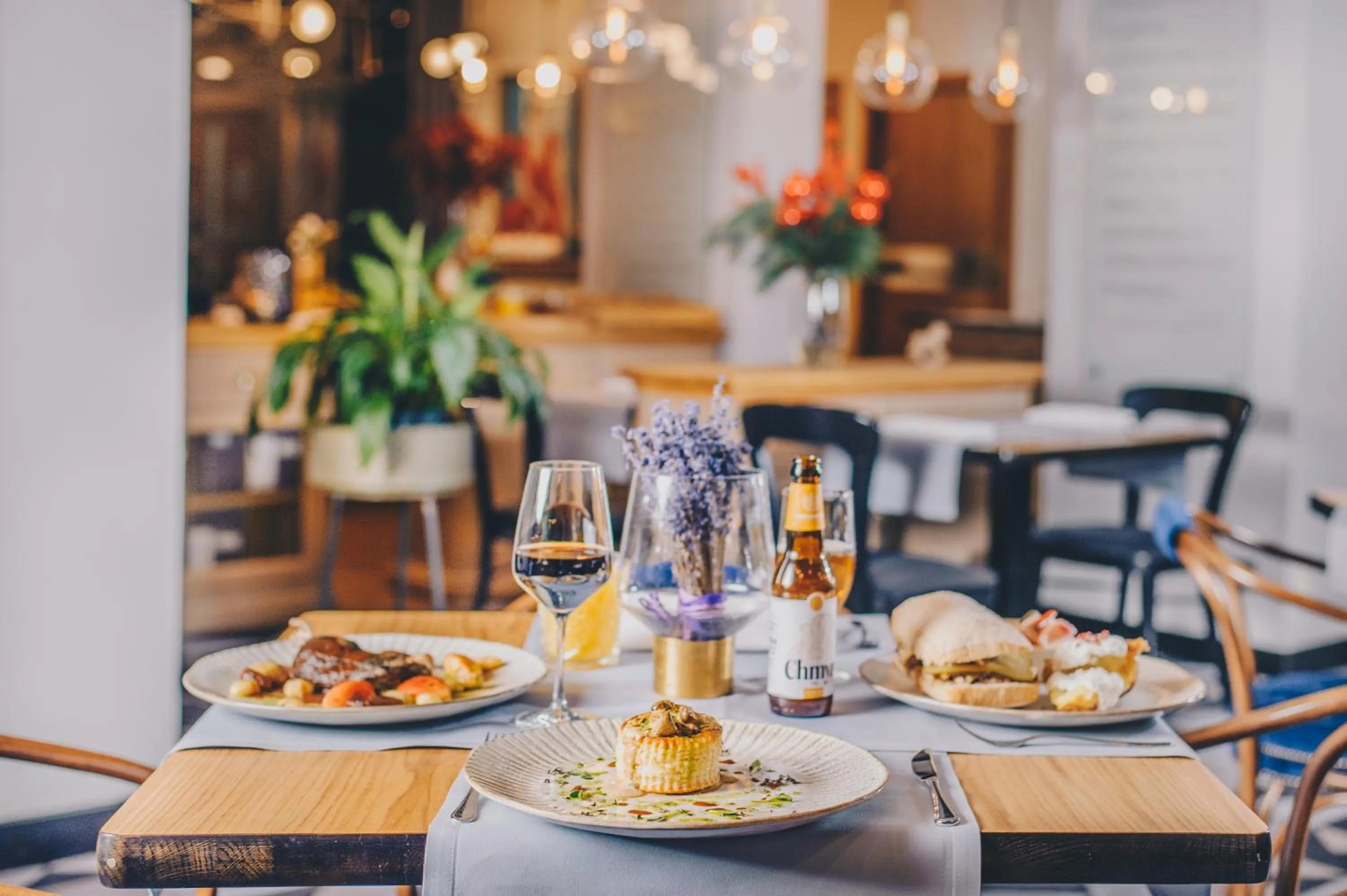 Restaurant/places to eat in Hotel Apis