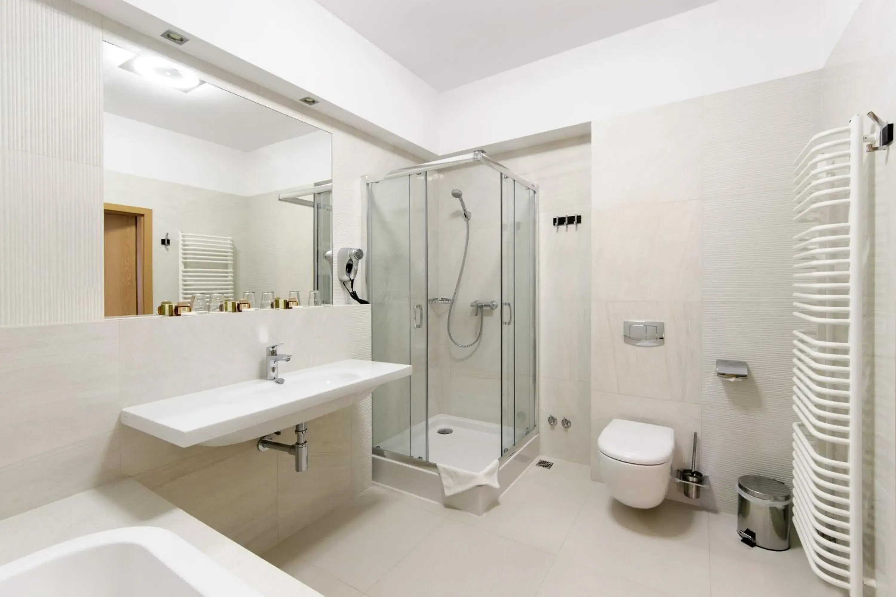 Superior Room with Hot Tub in Hotel Apis Superior Room with Hot Tub in Hotel Apis