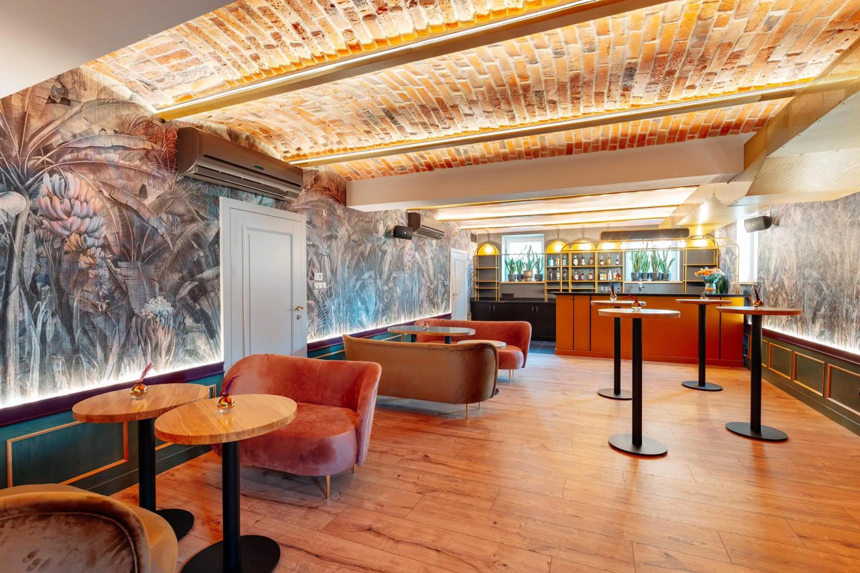 Restaurant/places to eat in Hotel Apis