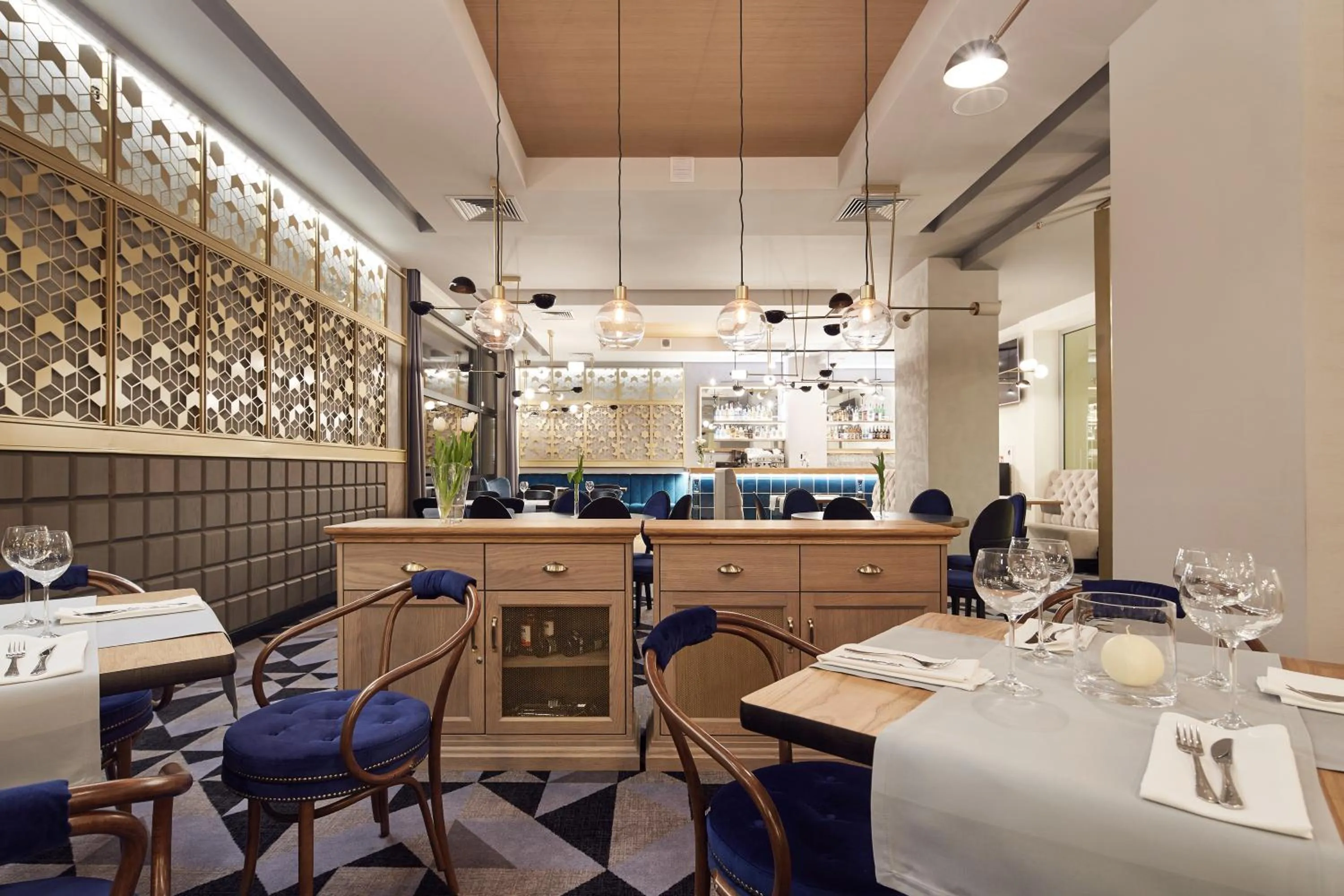 Restaurant/places to eat in Hotel Apis