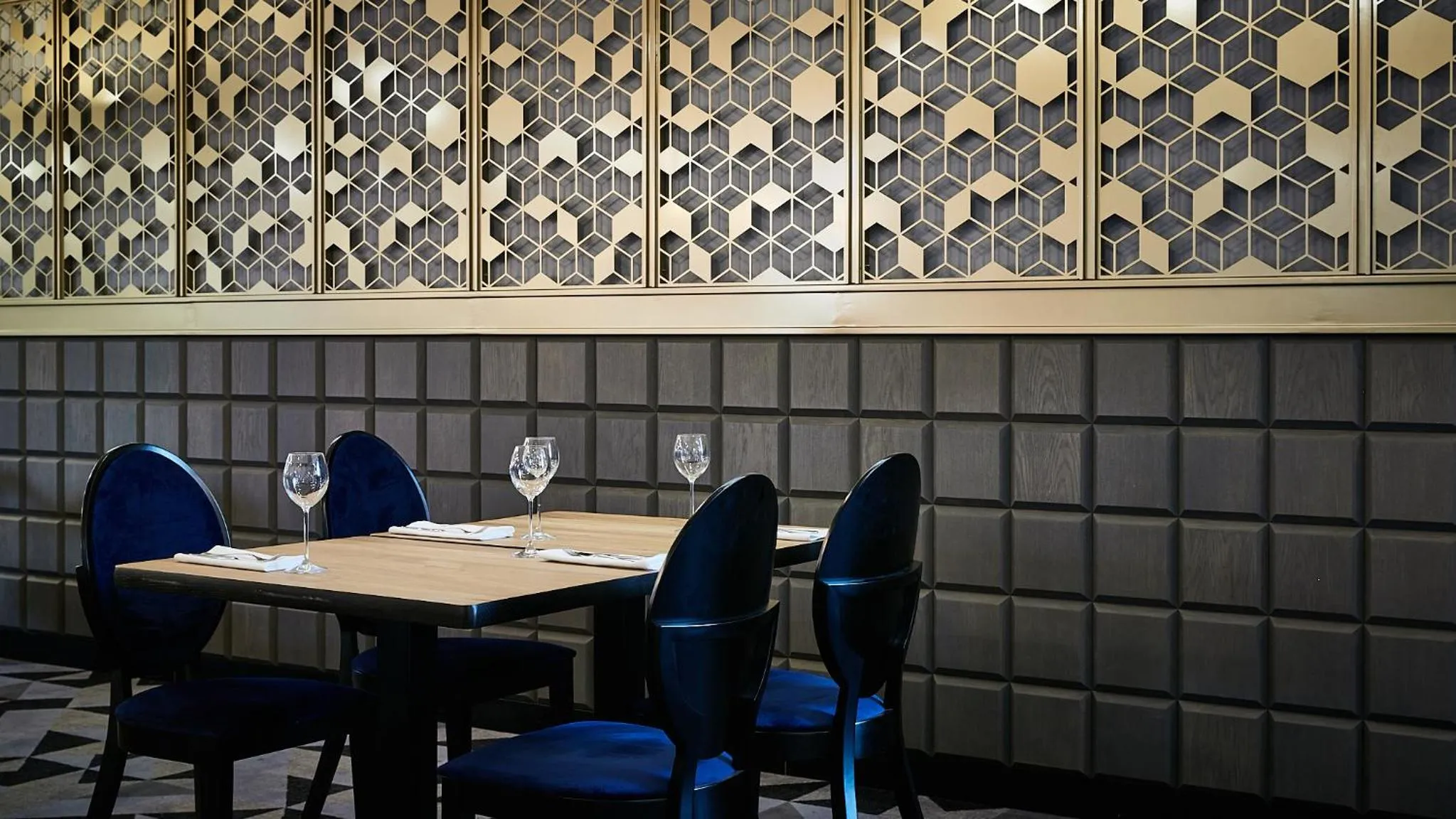 Restaurant/places to eat in Hotel Apis