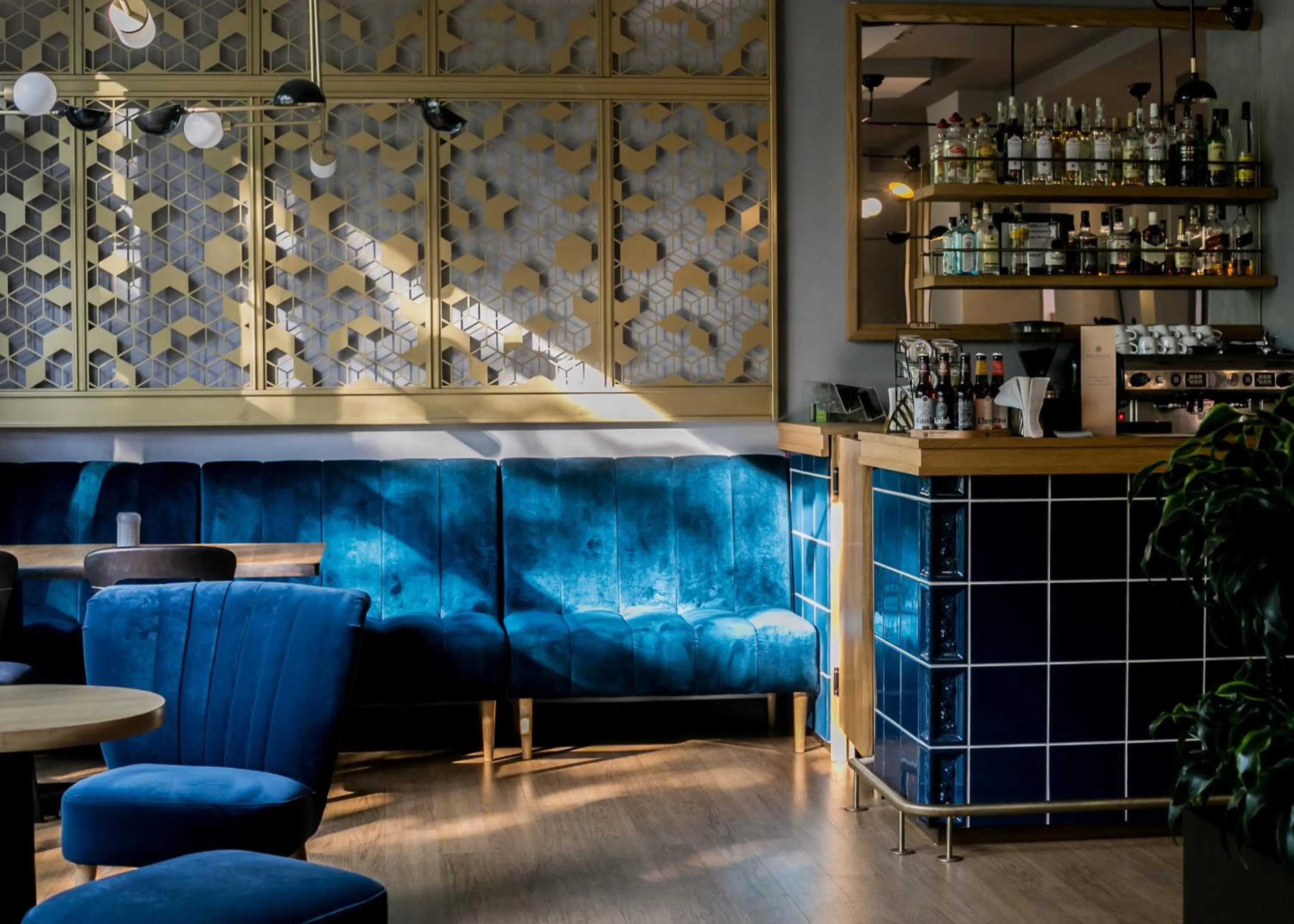 Restaurant/places to eat in Hotel Apis