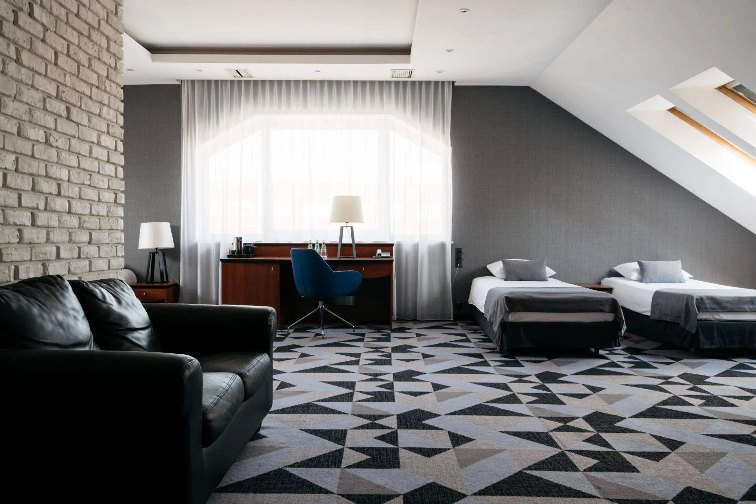 Seating area, Bed in Hotel Apis