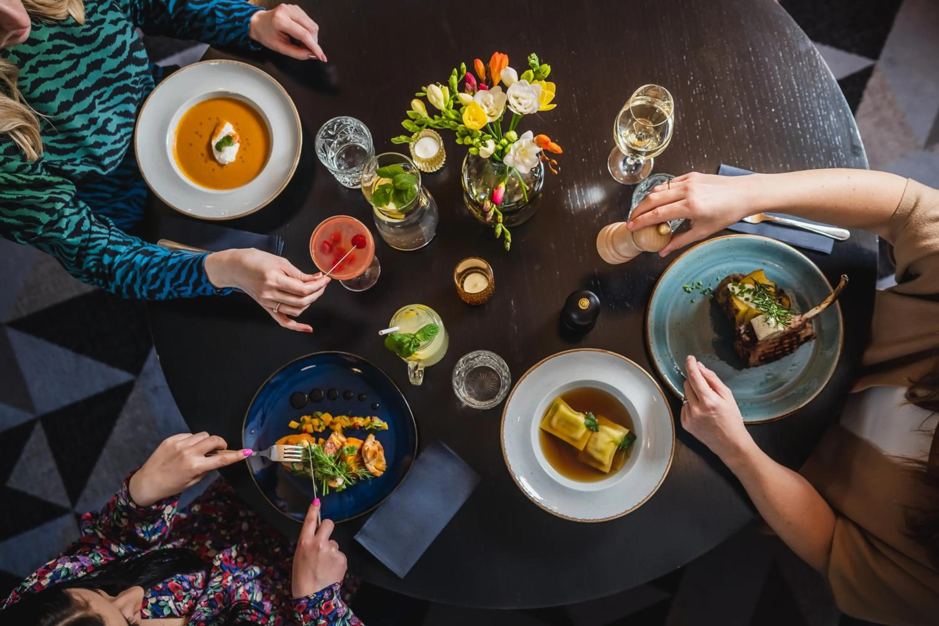 Restaurant/places to eat in Hotel Apis