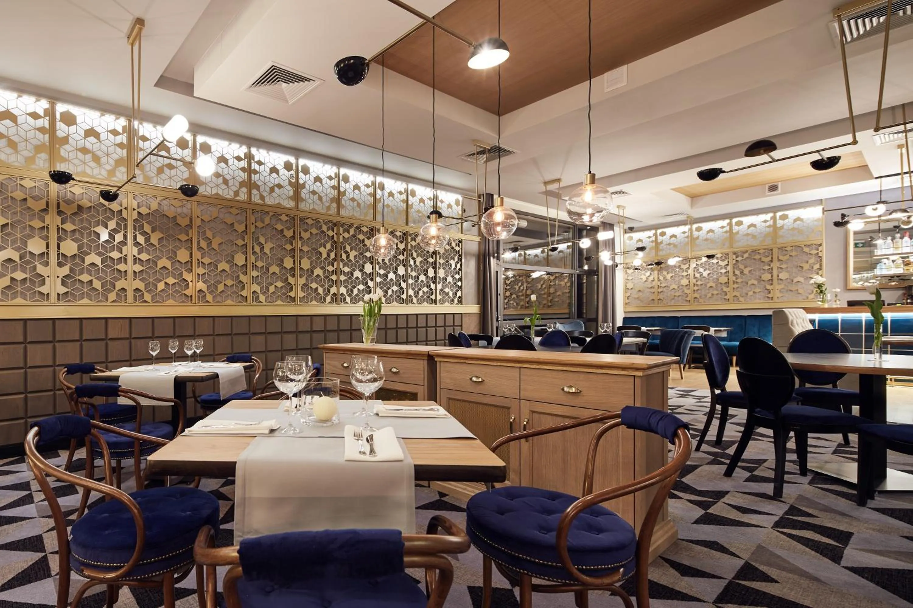 Restaurant/places to eat in Hotel Apis