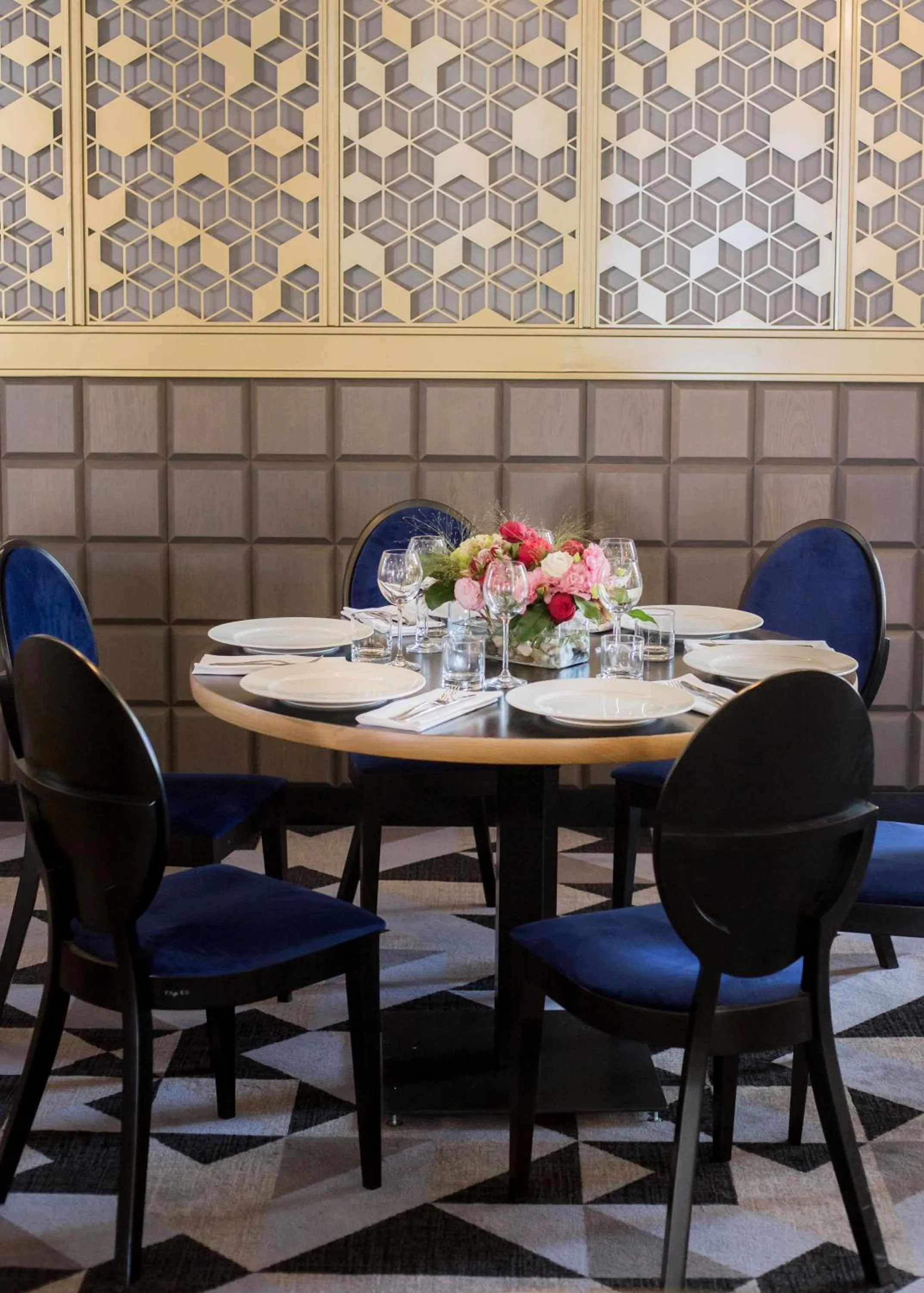 Restaurant/places to eat in Hotel Apis