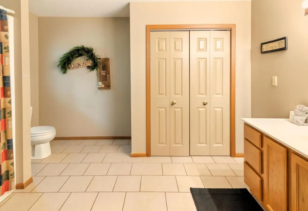 Shower in FREE Tickets! Wandering Bear Lodge 4BR Mountain Chalet with Hot Tub, Game Room & Fire Pit