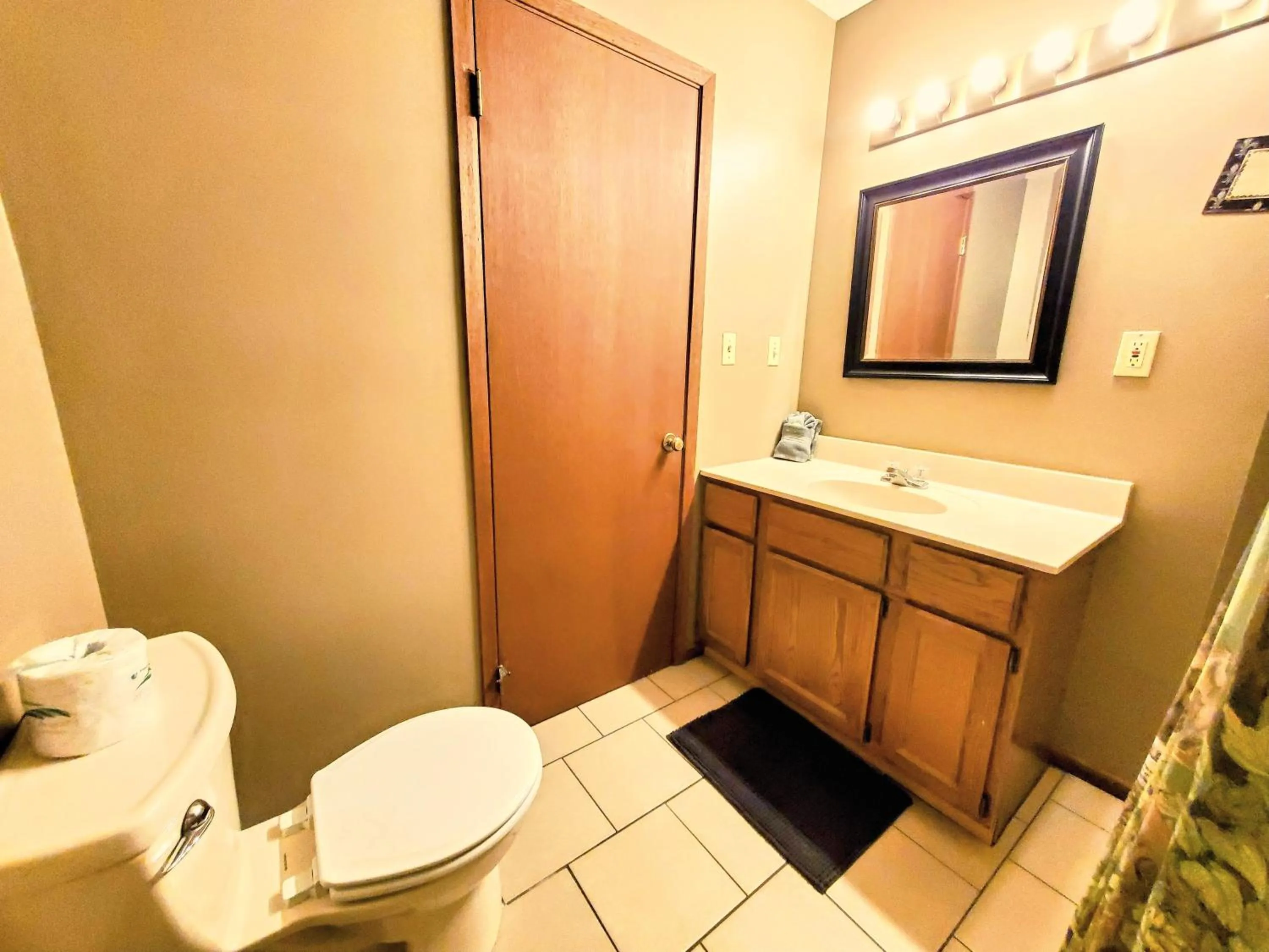 Shower in FREE Tickets! Wandering Bear Lodge 4BR Mountain Chalet with Hot Tub, Game Room & Fire Pit