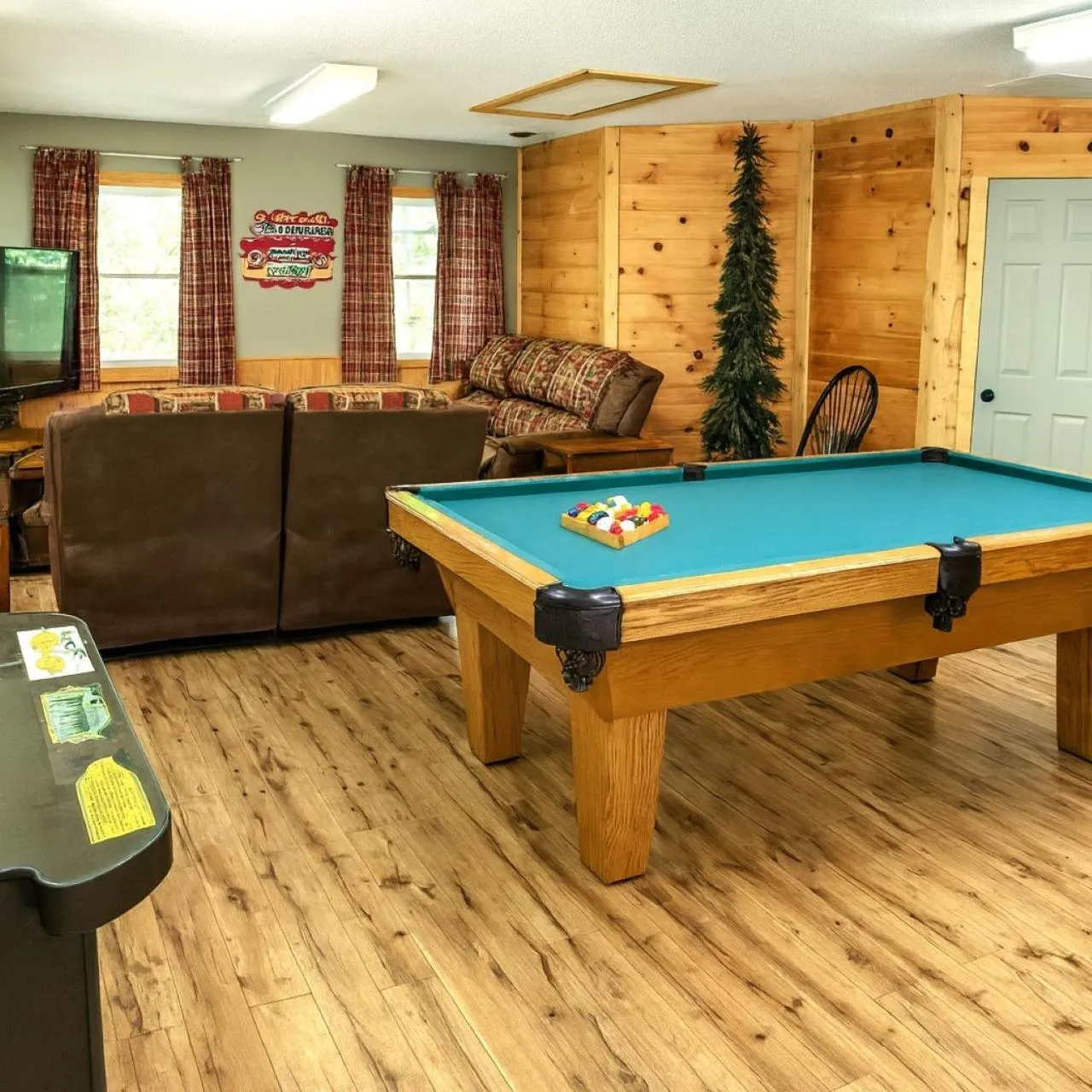 Billiard in FREE Tickets! Wandering Bear Lodge 4BR Mountain Chalet with Hot Tub, Game Room & Fire Pit