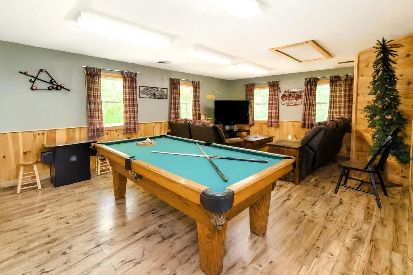 Billiard in FREE Tickets! Wandering Bear Lodge 4BR Mountain Chalet with Hot Tub, Game Room & Fire Pit