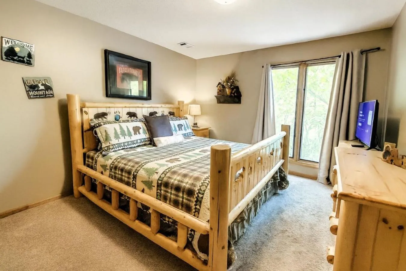 Bed in FREE Tickets! Wandering Bear Lodge 4BR Mountain Chalet with Hot Tub, Game Room & Fire Pit