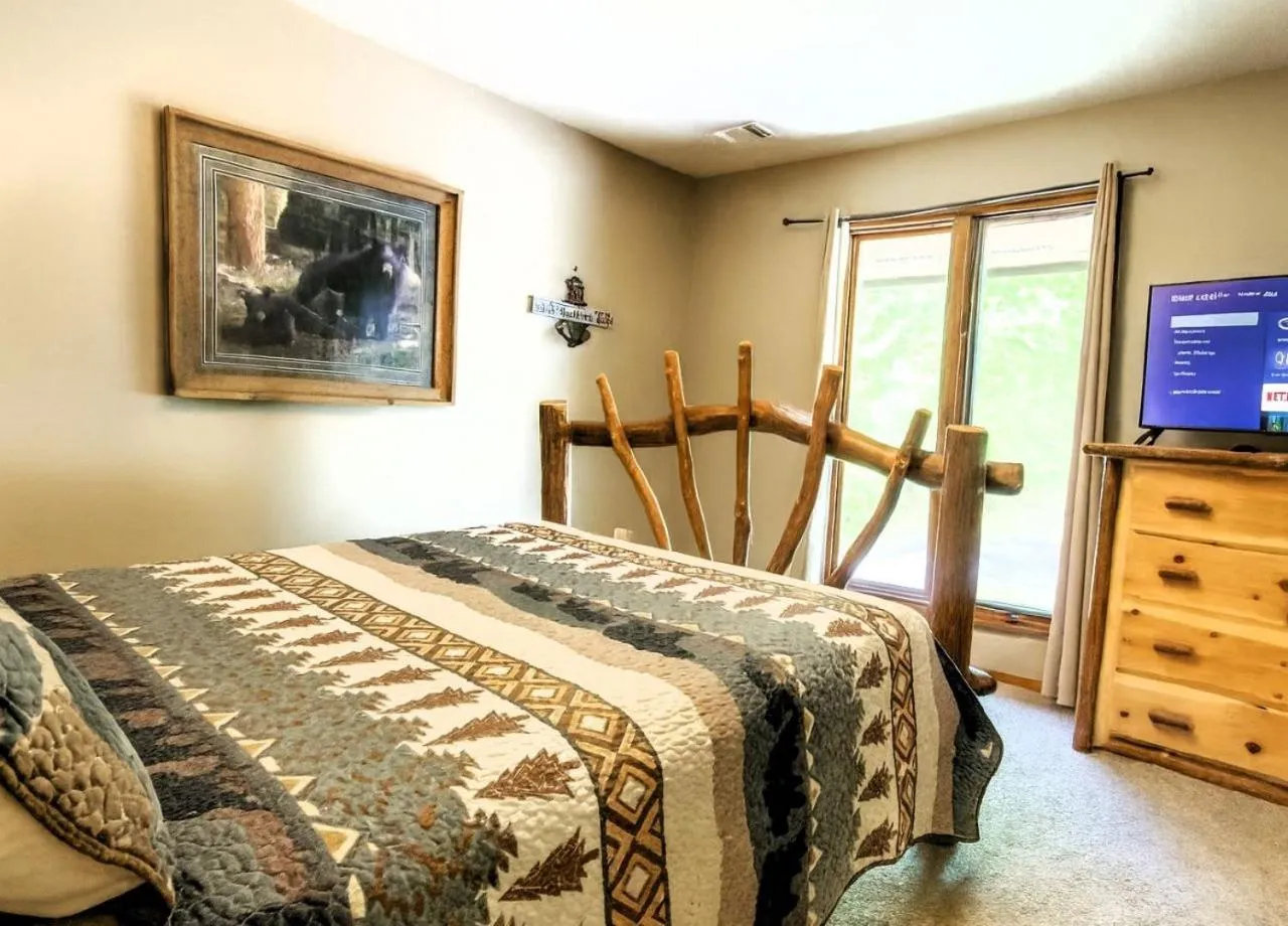 Bed in FREE Tickets! Wandering Bear Lodge 4BR Mountain Chalet with Hot Tub, Game Room & Fire Pit