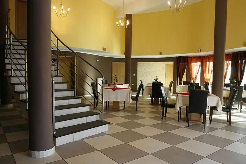 Restaurant/places to eat in Hotel Sunny