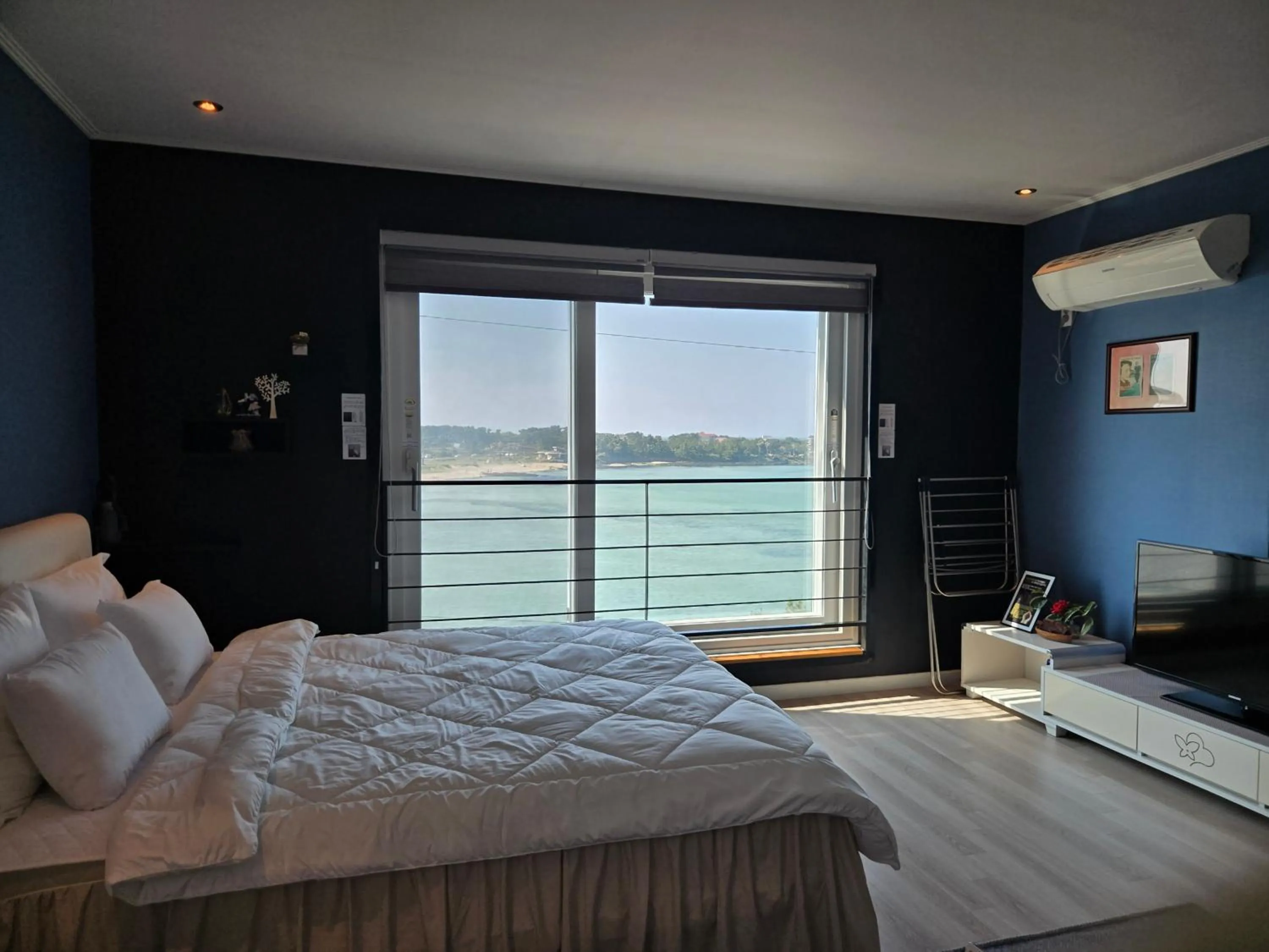 Bed in Jeju Gaviota Pension