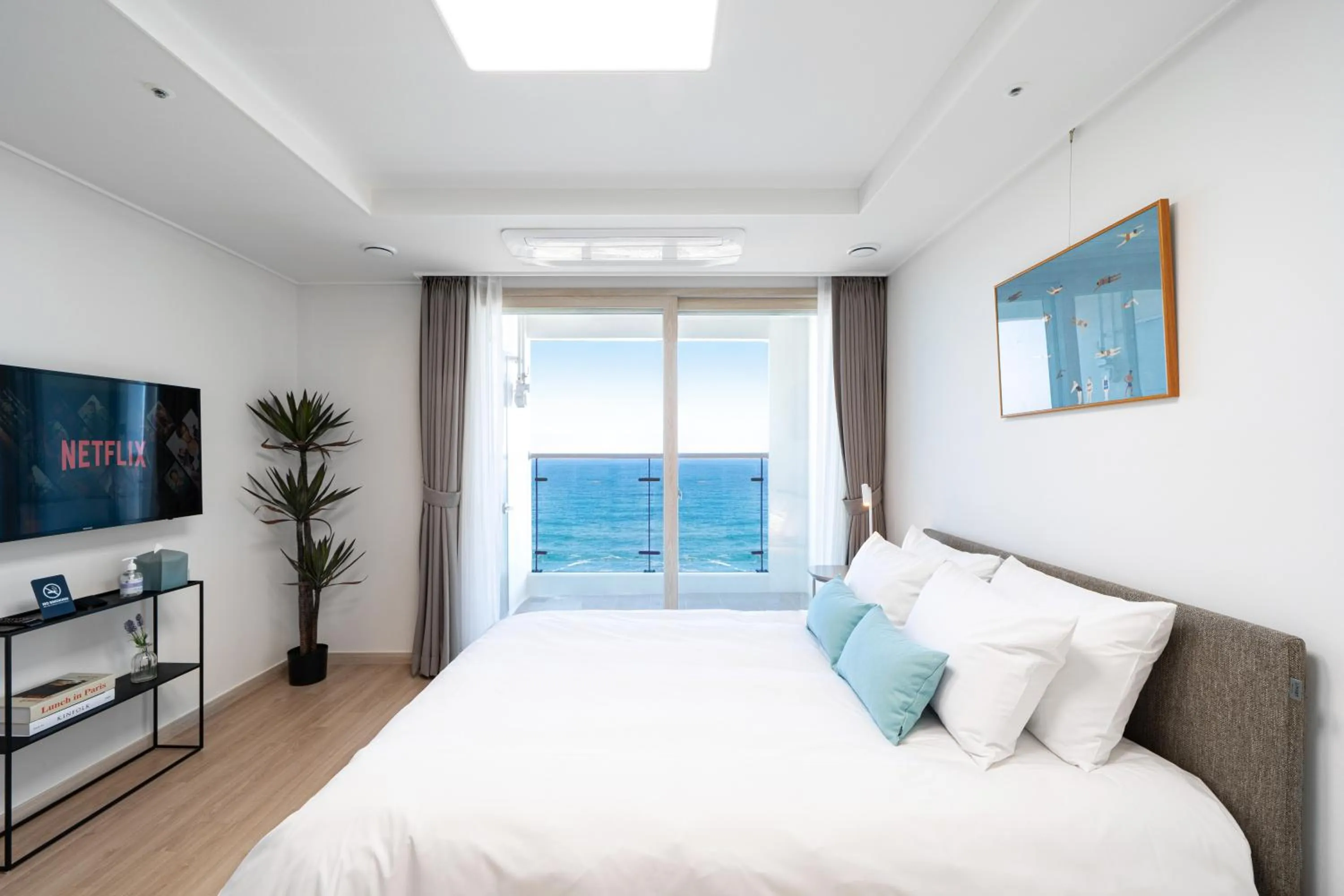 Photo of the whole room, Bed in Urbanstay Sokcho Deungdae Beach