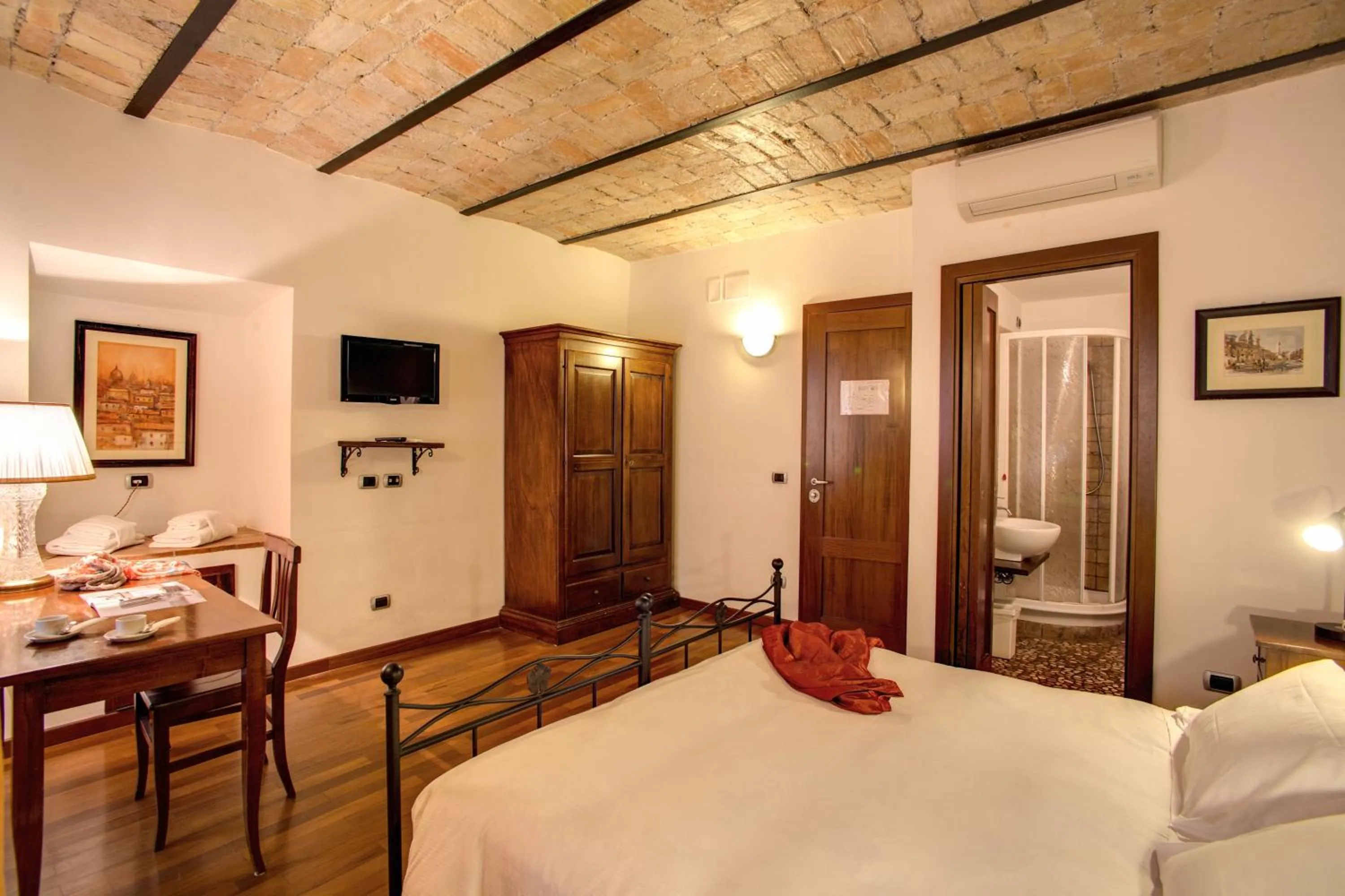 Photo of the whole room, Bed in Residenza Domizia