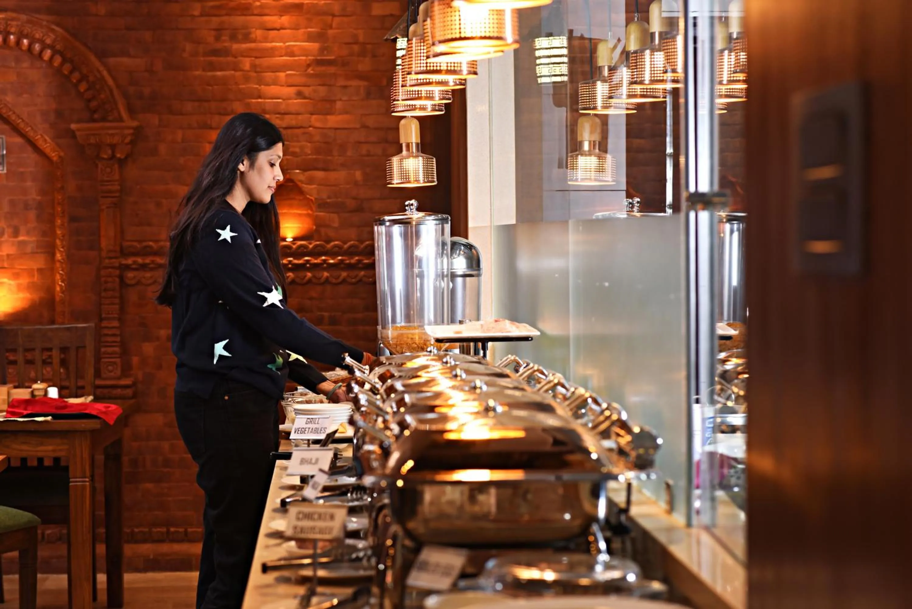 Restaurant/places to eat in Everest Boutique Hotel