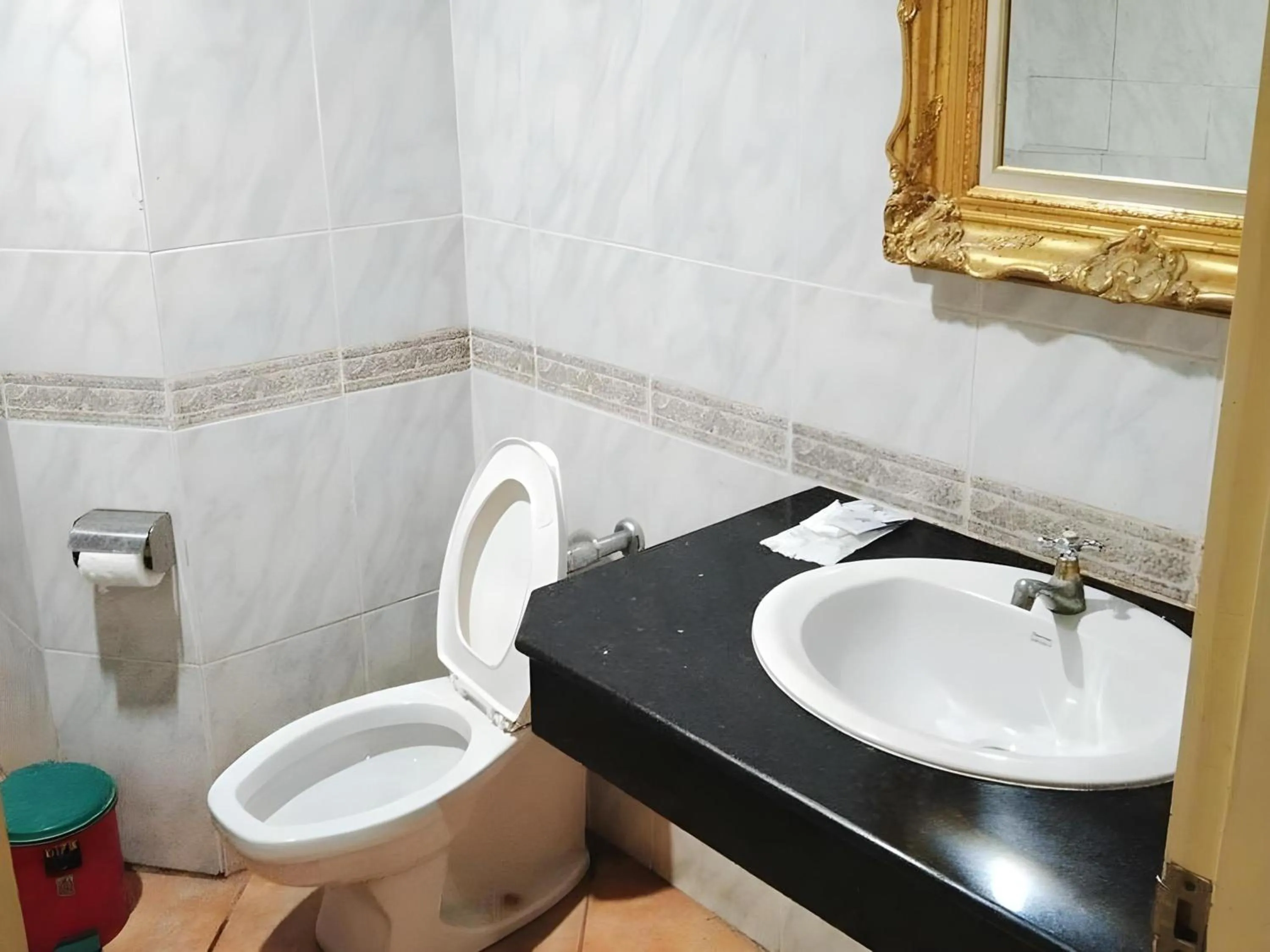 Bathroom in OYO 75466 -13 Coins Bang Yai Hotel