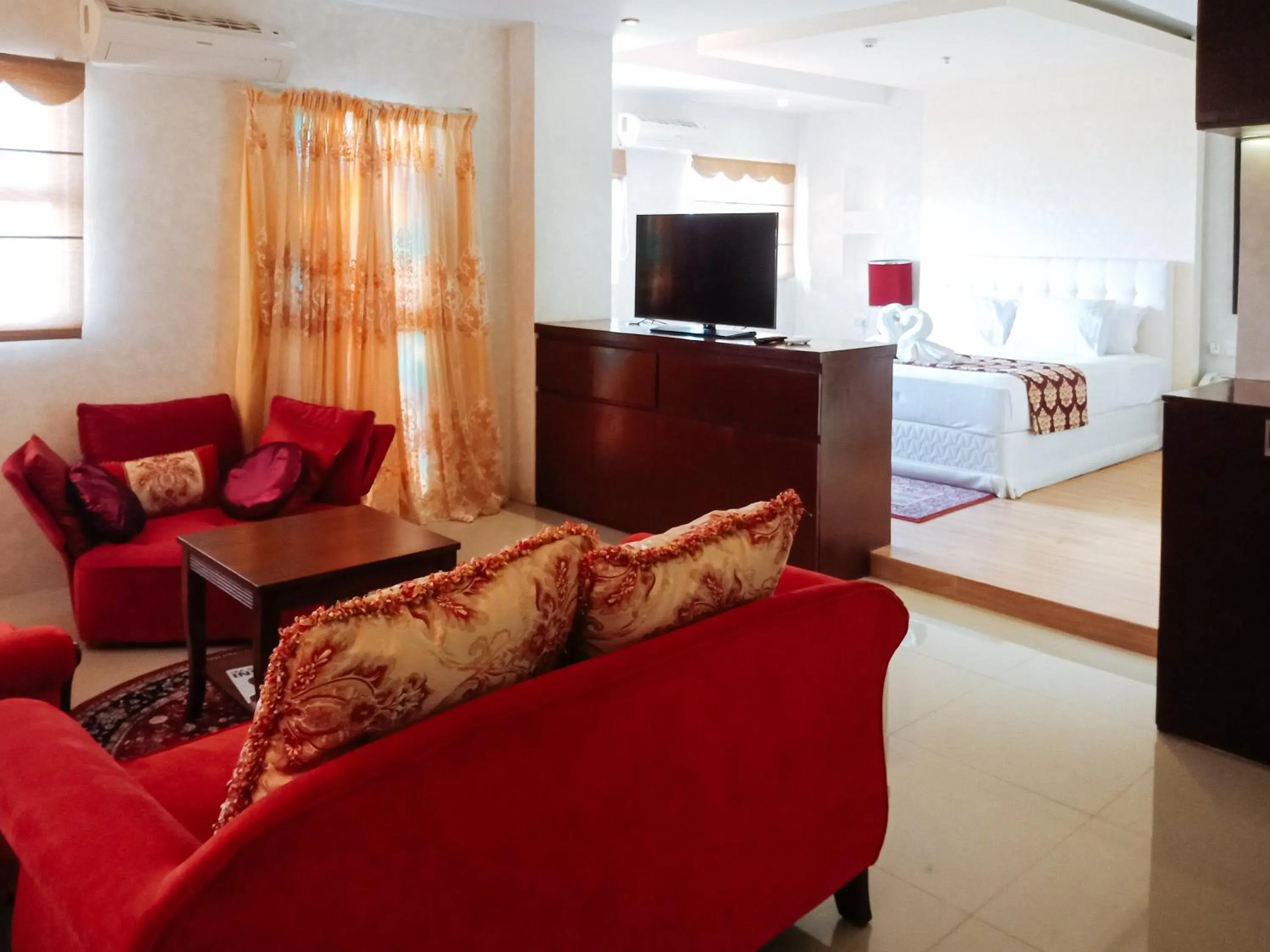 TV and multimedia in RedDoorz @ Joyce Palace Antique