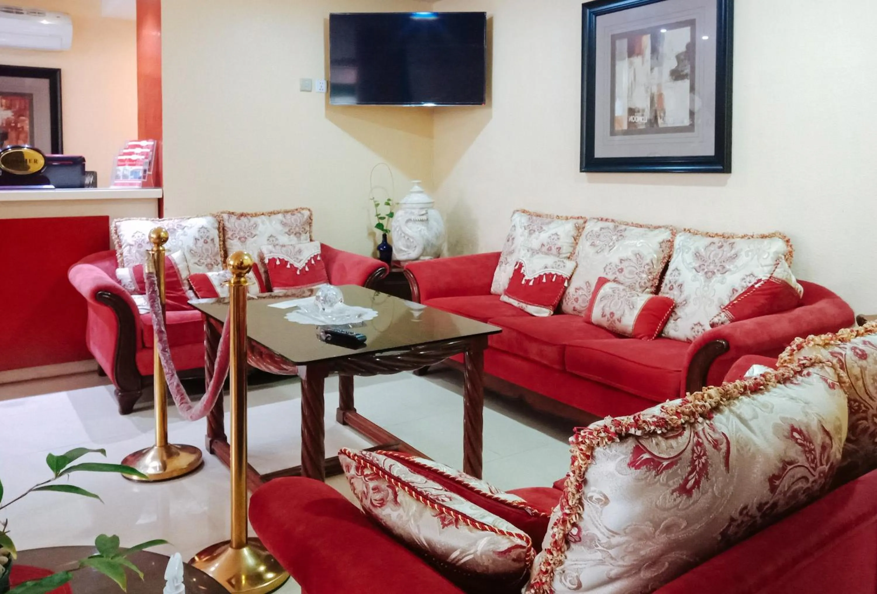 TV and multimedia in RedDoorz @ Joyce Palace Antique