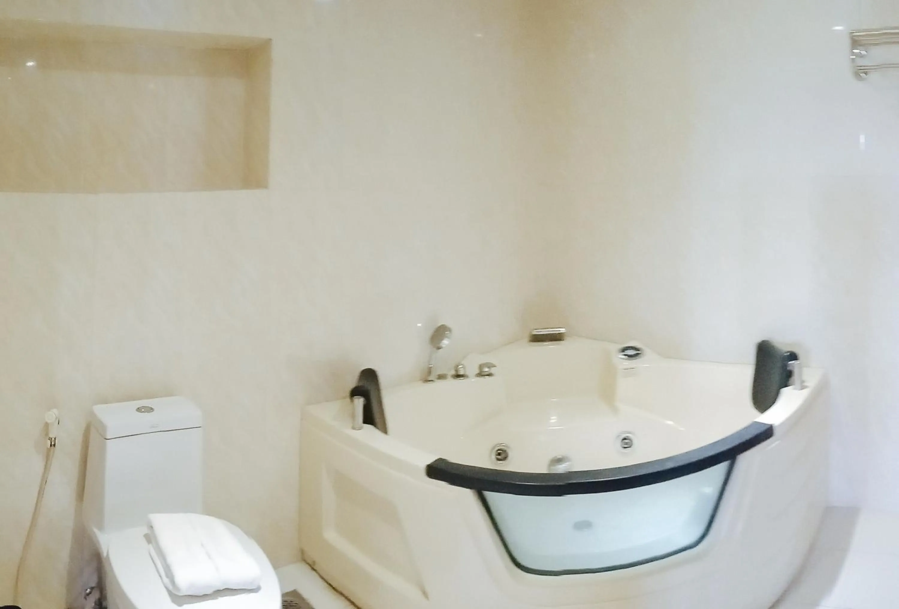 Toilet in RedDoorz @ Joyce Palace Antique