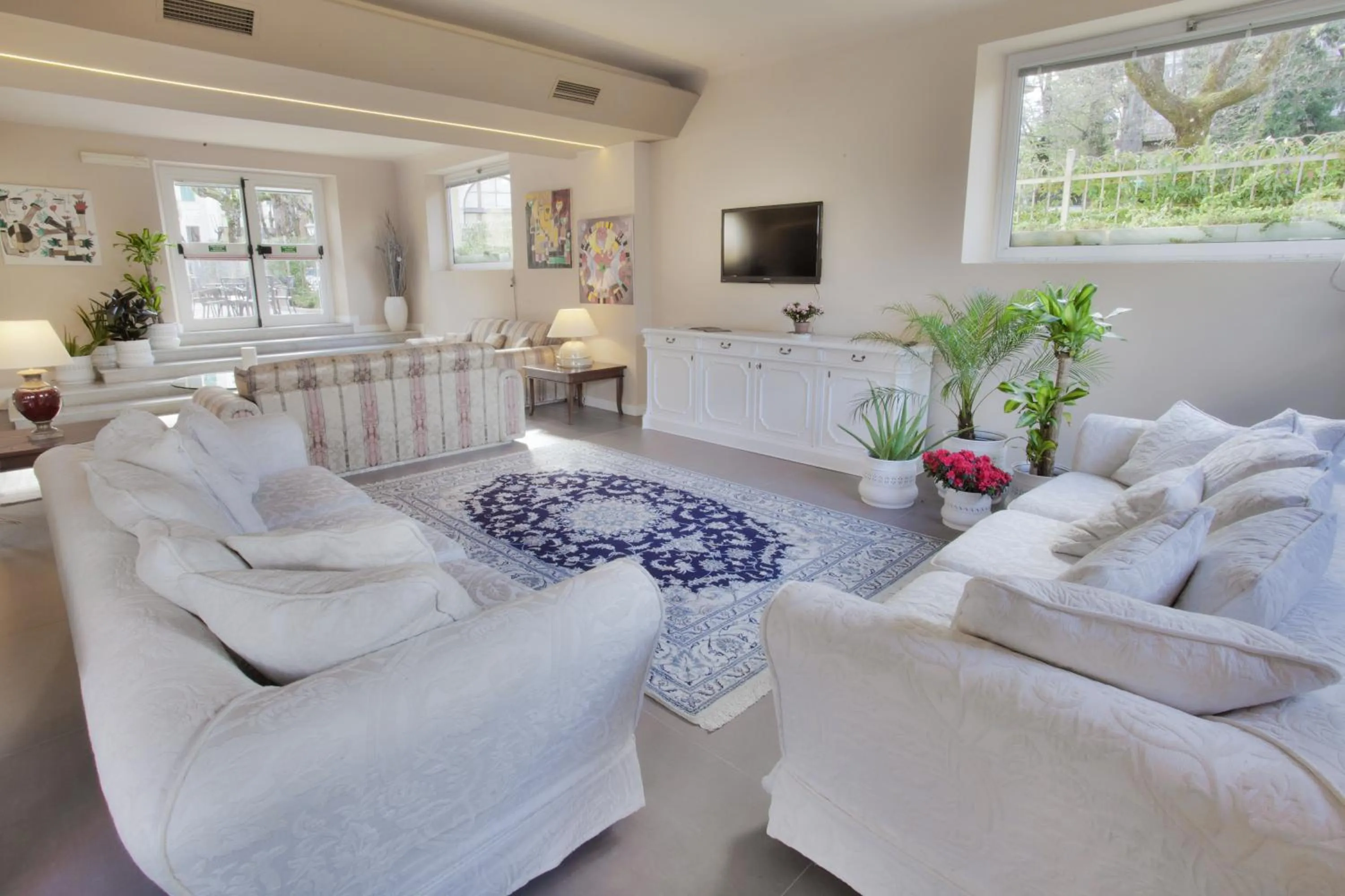 Communal lounge/ TV room in Relais Le Felci Executive Suite Spa