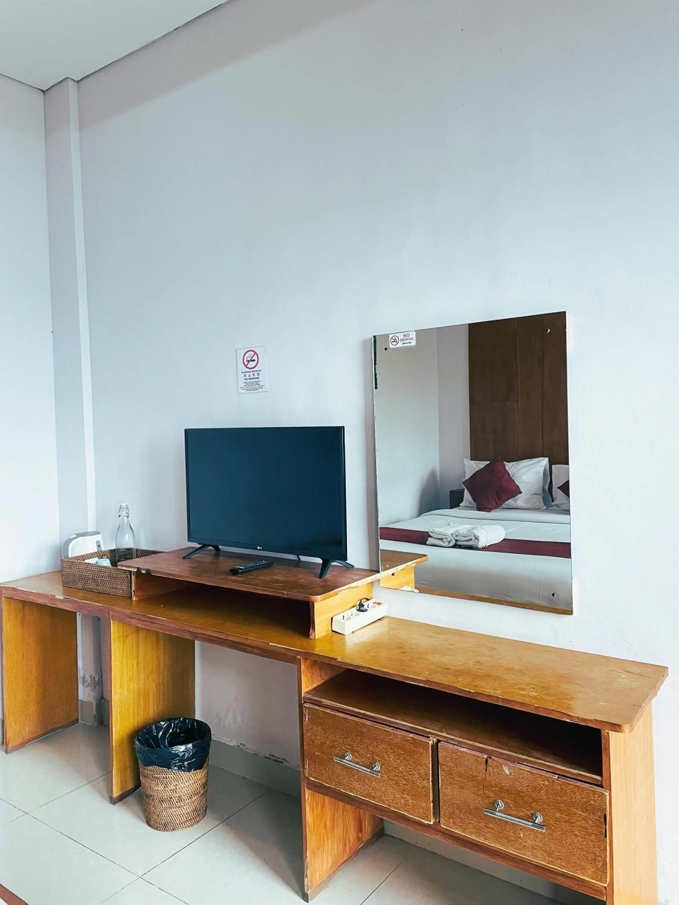 TV and multimedia, Bed in Caldera Hotel & Restaurant