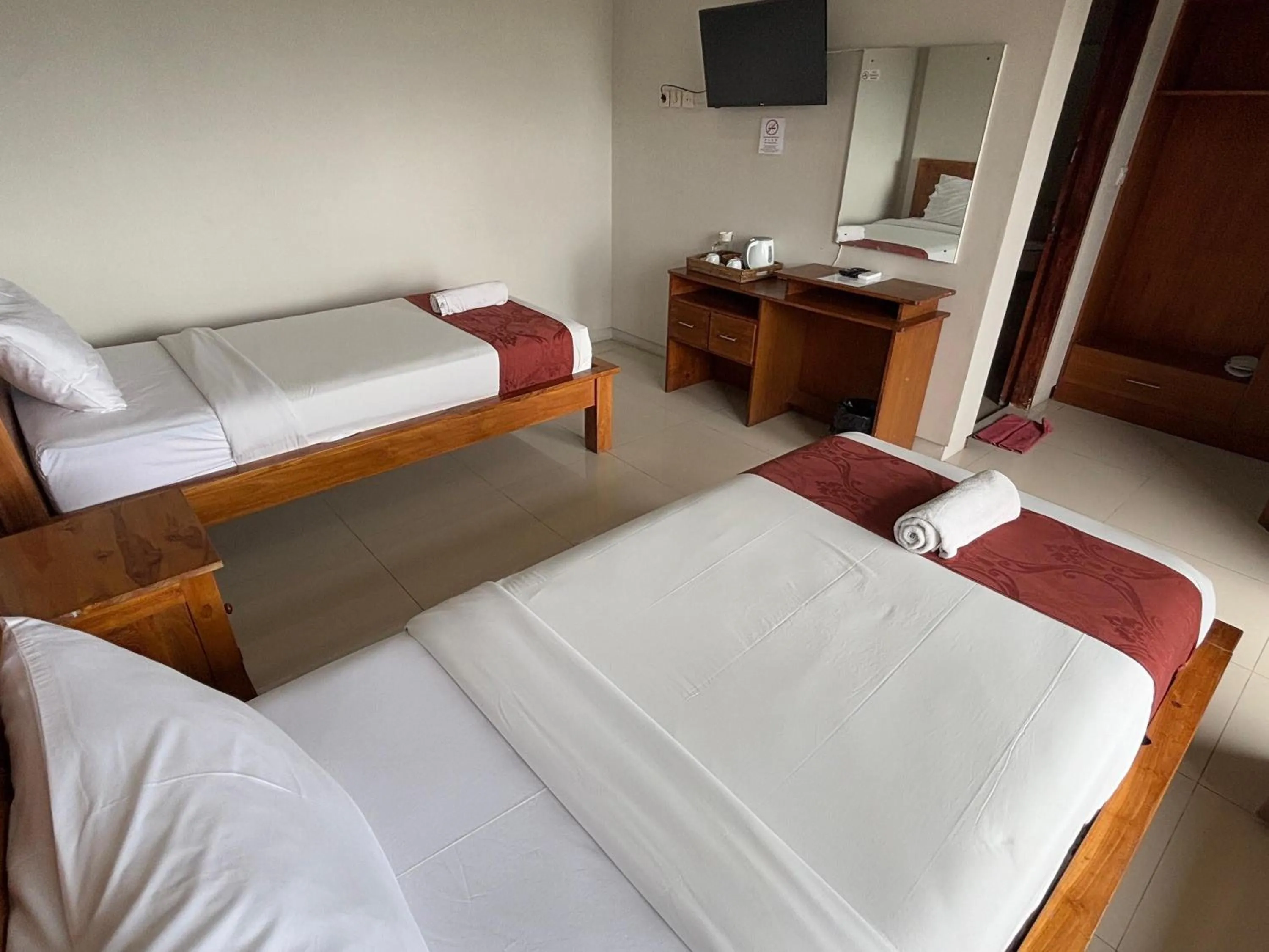 Bed in Caldera Hotel & Restaurant