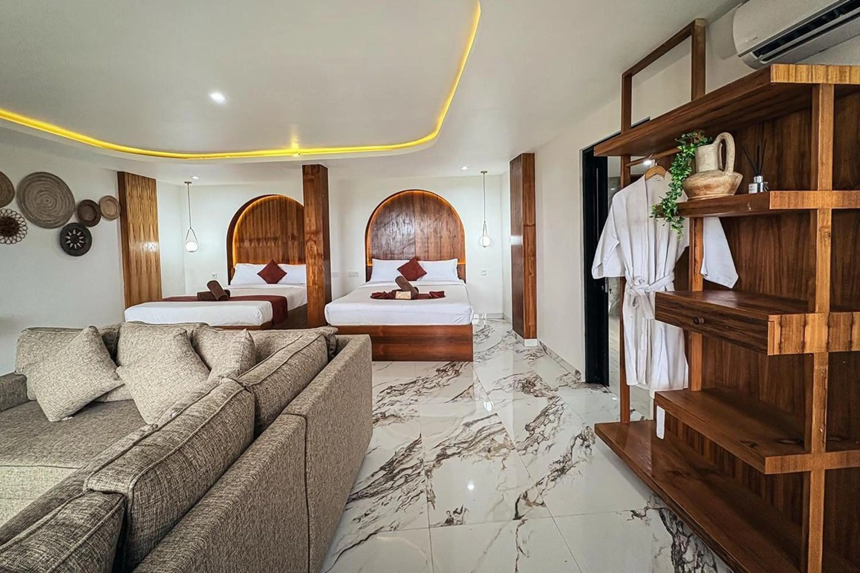 Bedroom, Bed in Caldera Hotel & Restaurant