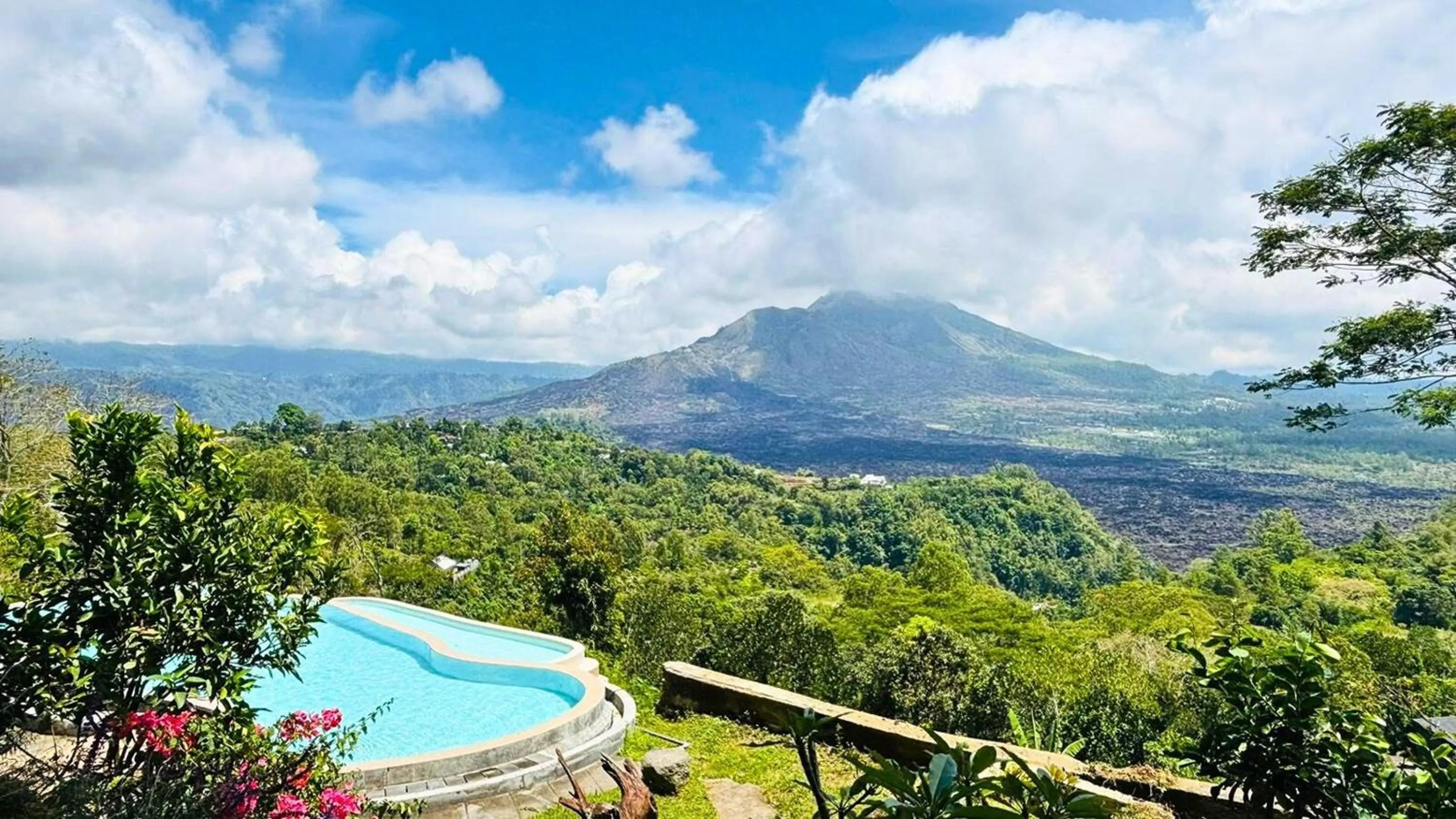 Swimming pool in Caldera Hotel & Restaurant