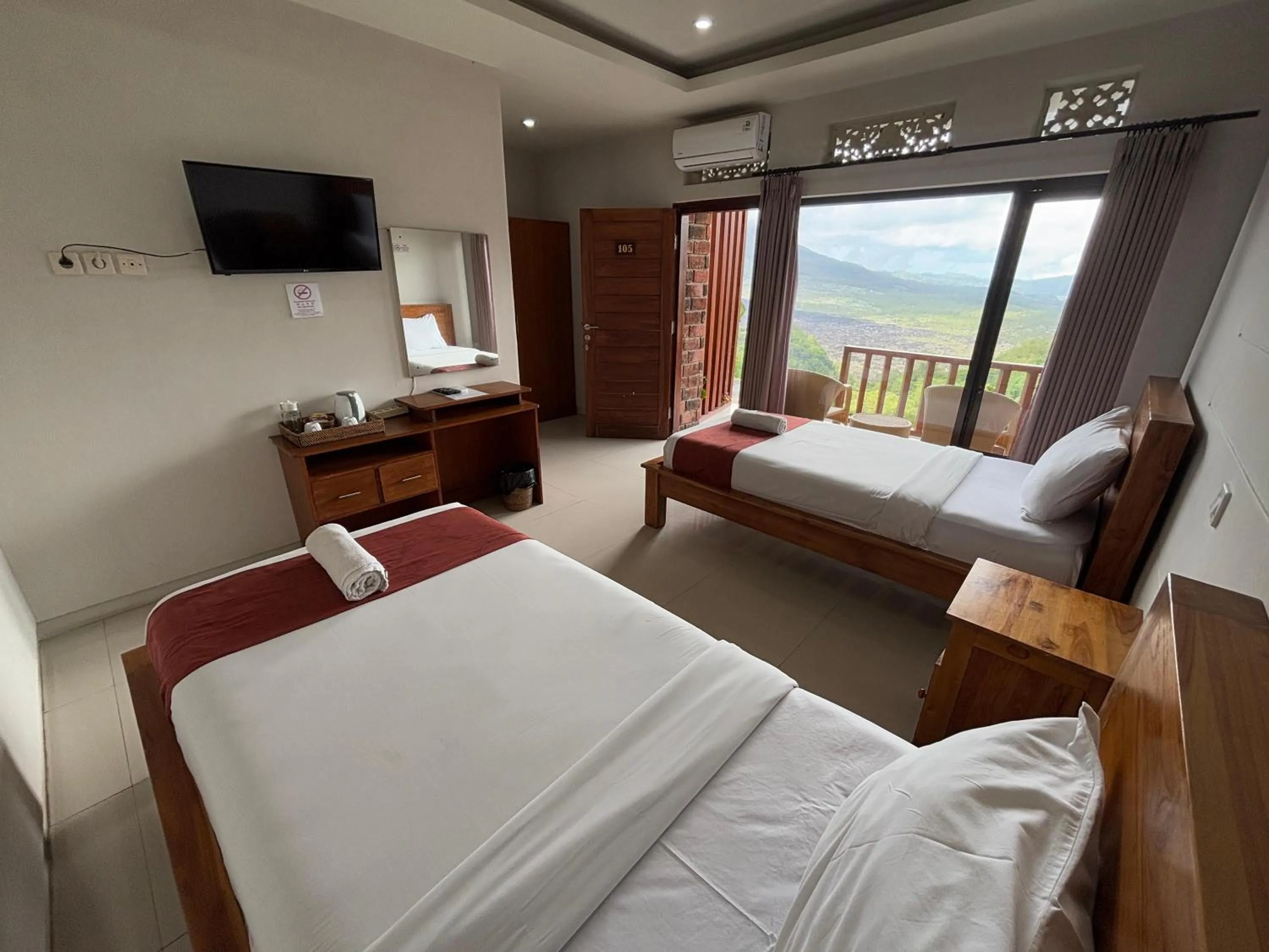 Bed in Caldera Hotel & Restaurant
