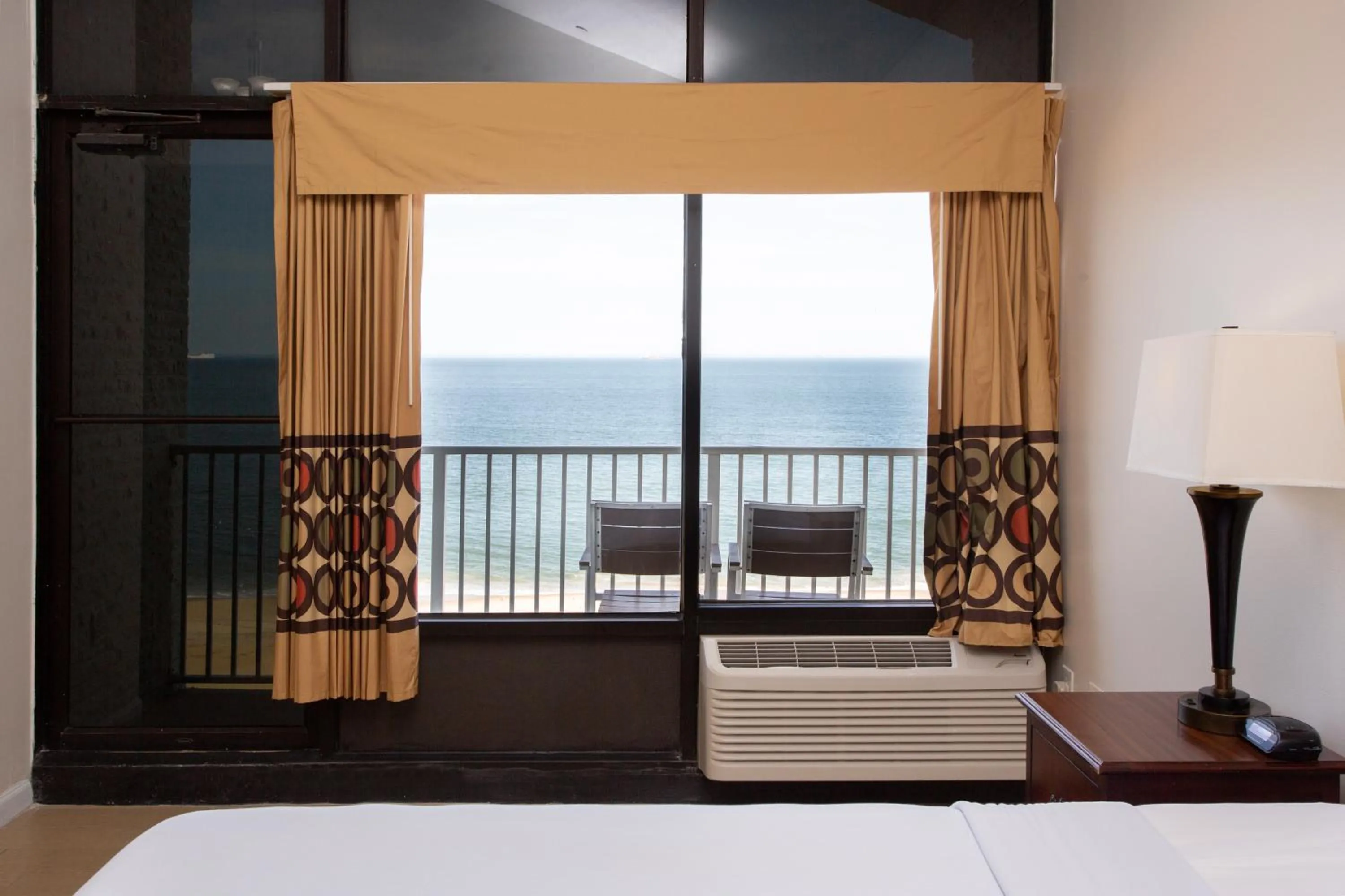 Balcony/Terrace, Bed in Super 8 by Wyndham Virginia Beach Oceanfront