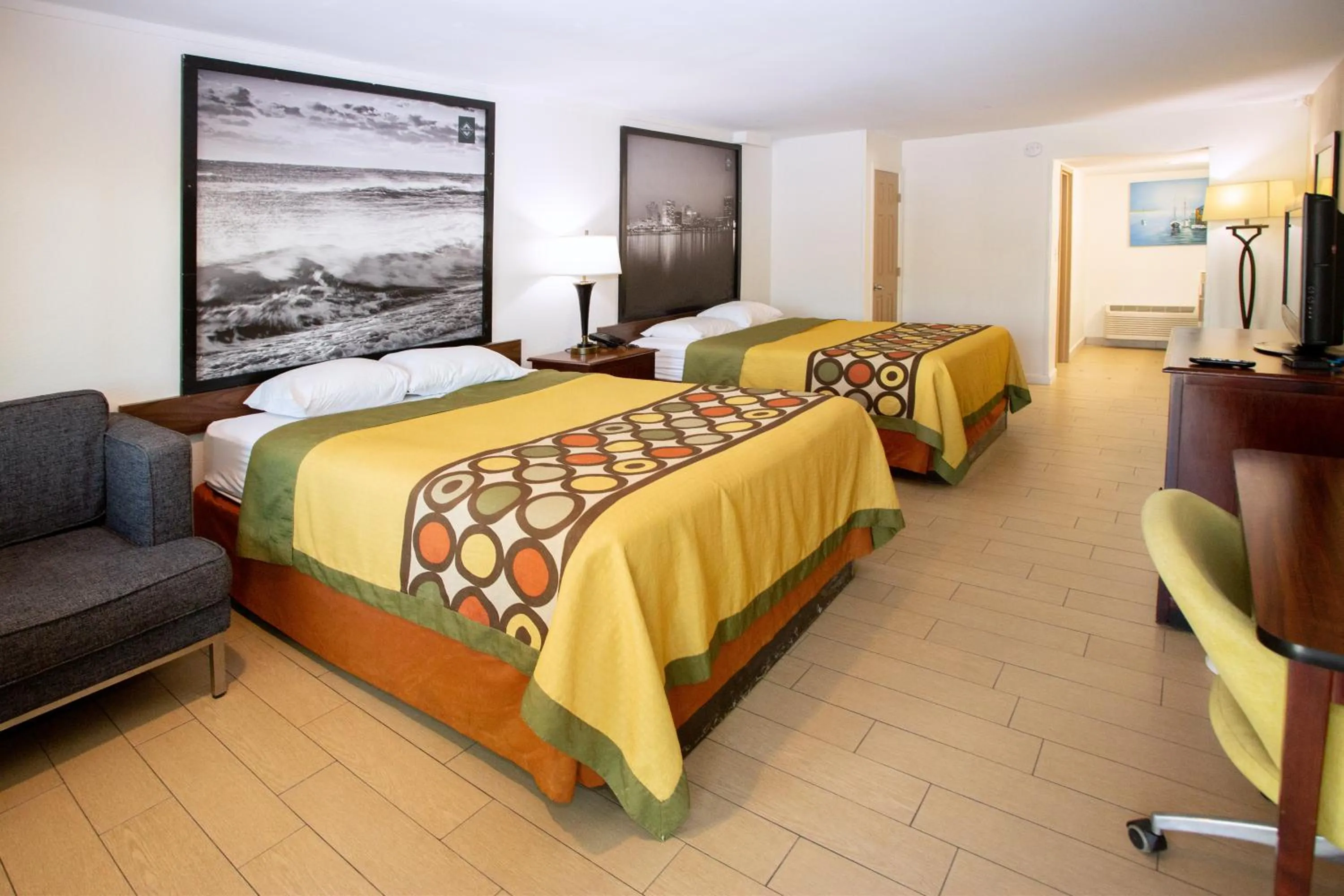 Bedroom, Bed in Super 8 by Wyndham Virginia Beach Oceanfront