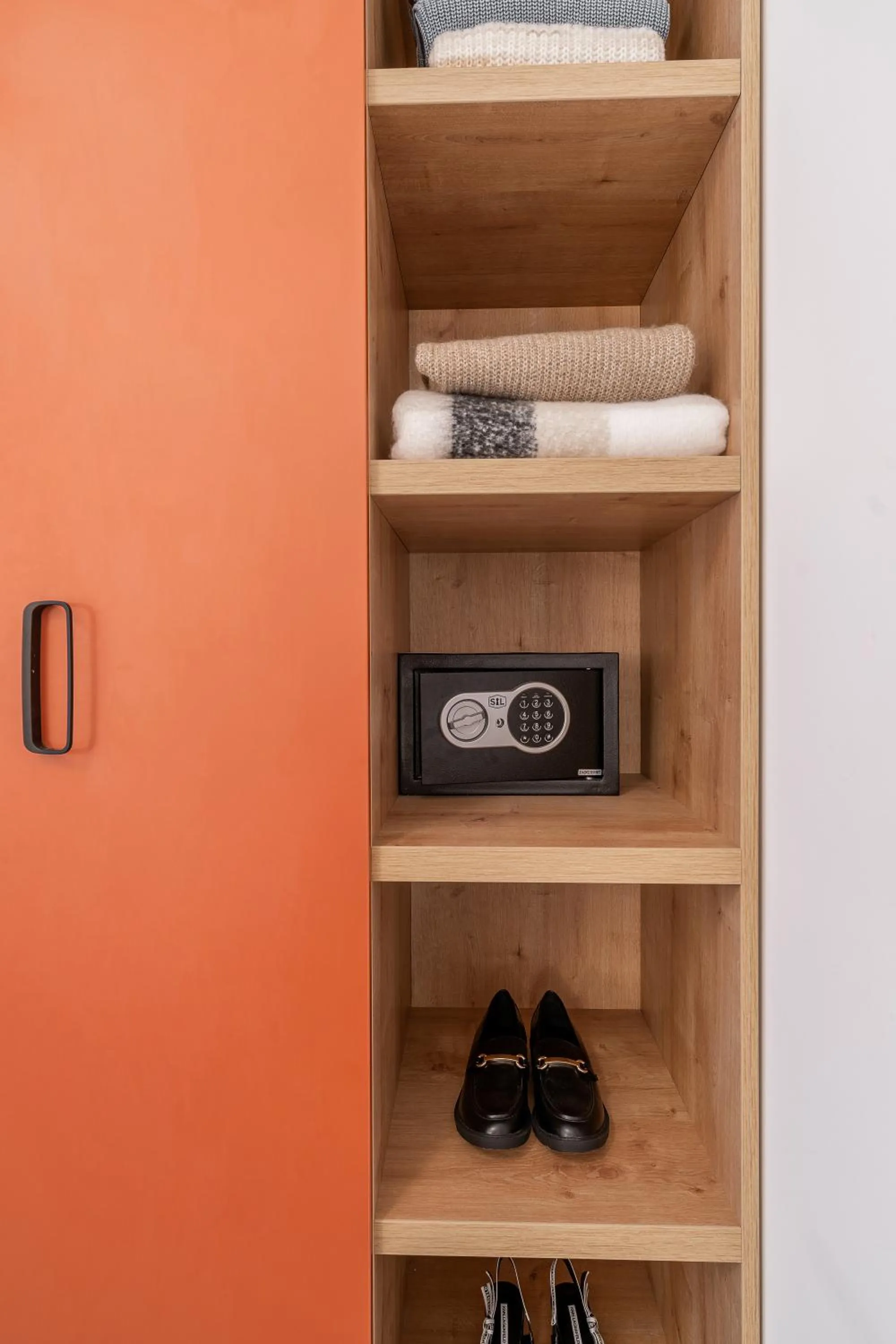 wardrobe in H11 Aparthotel