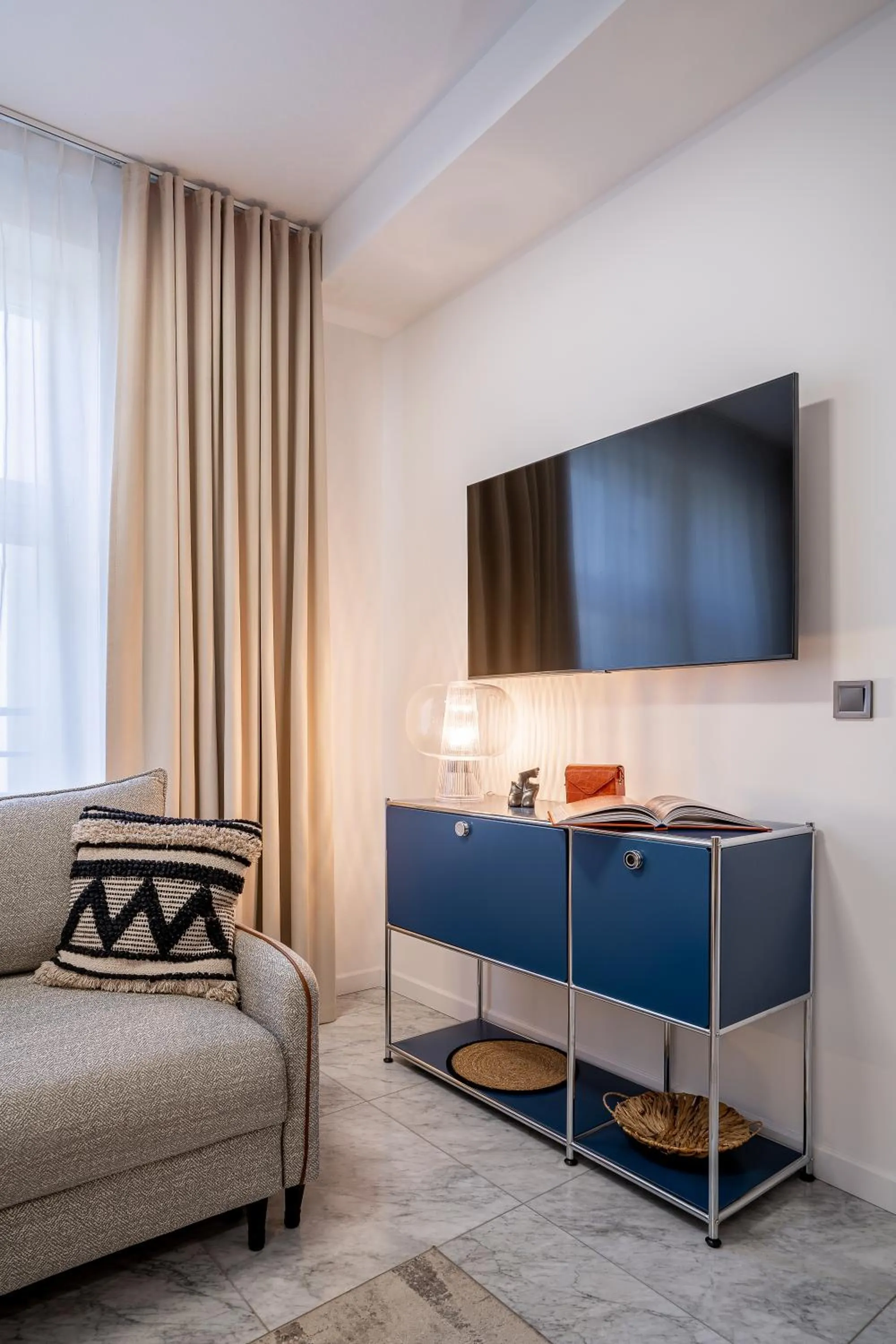 Living room, Bed in H11 Aparthotel