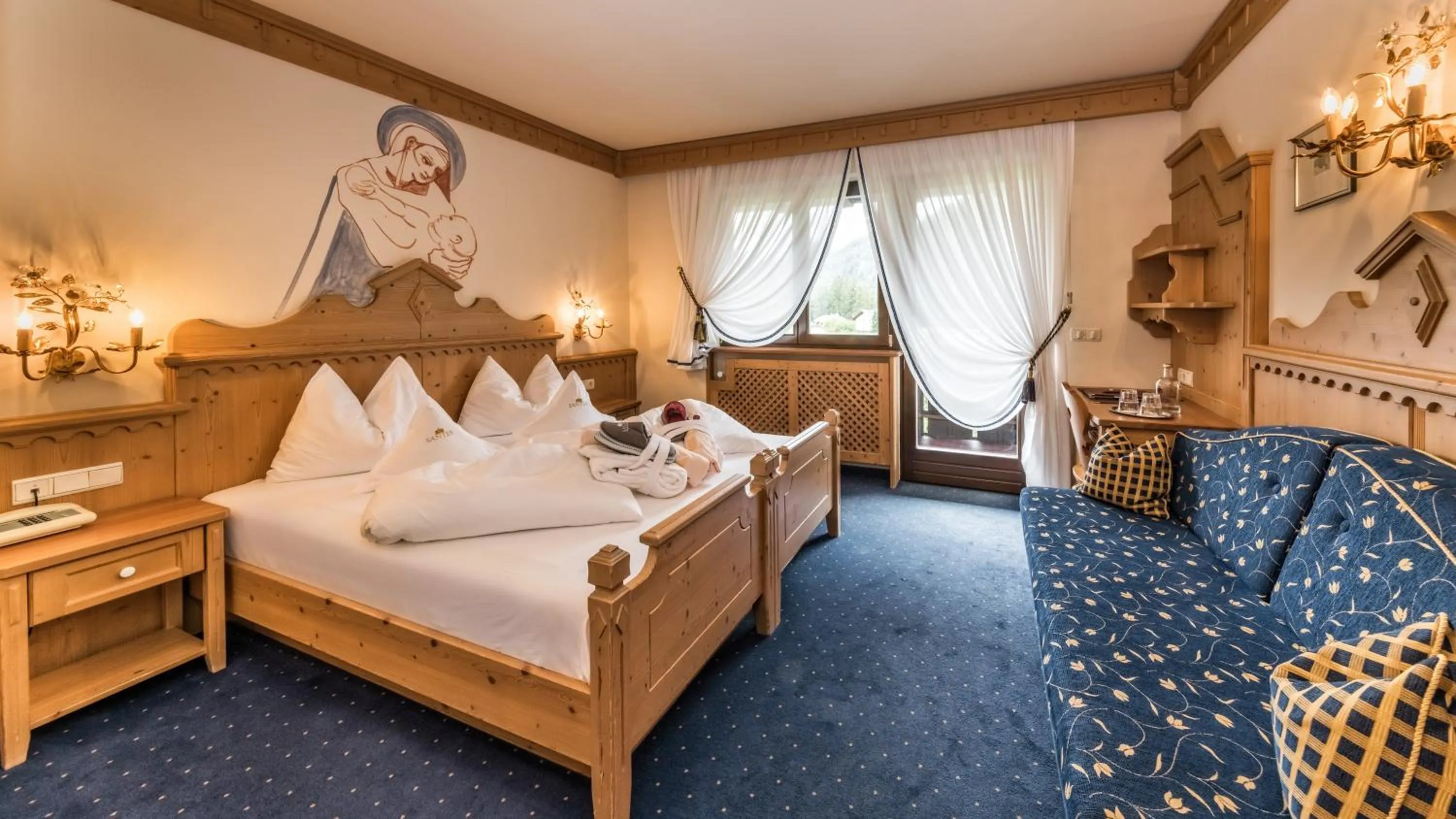Property building, Bed in Romantik Hotel Santer