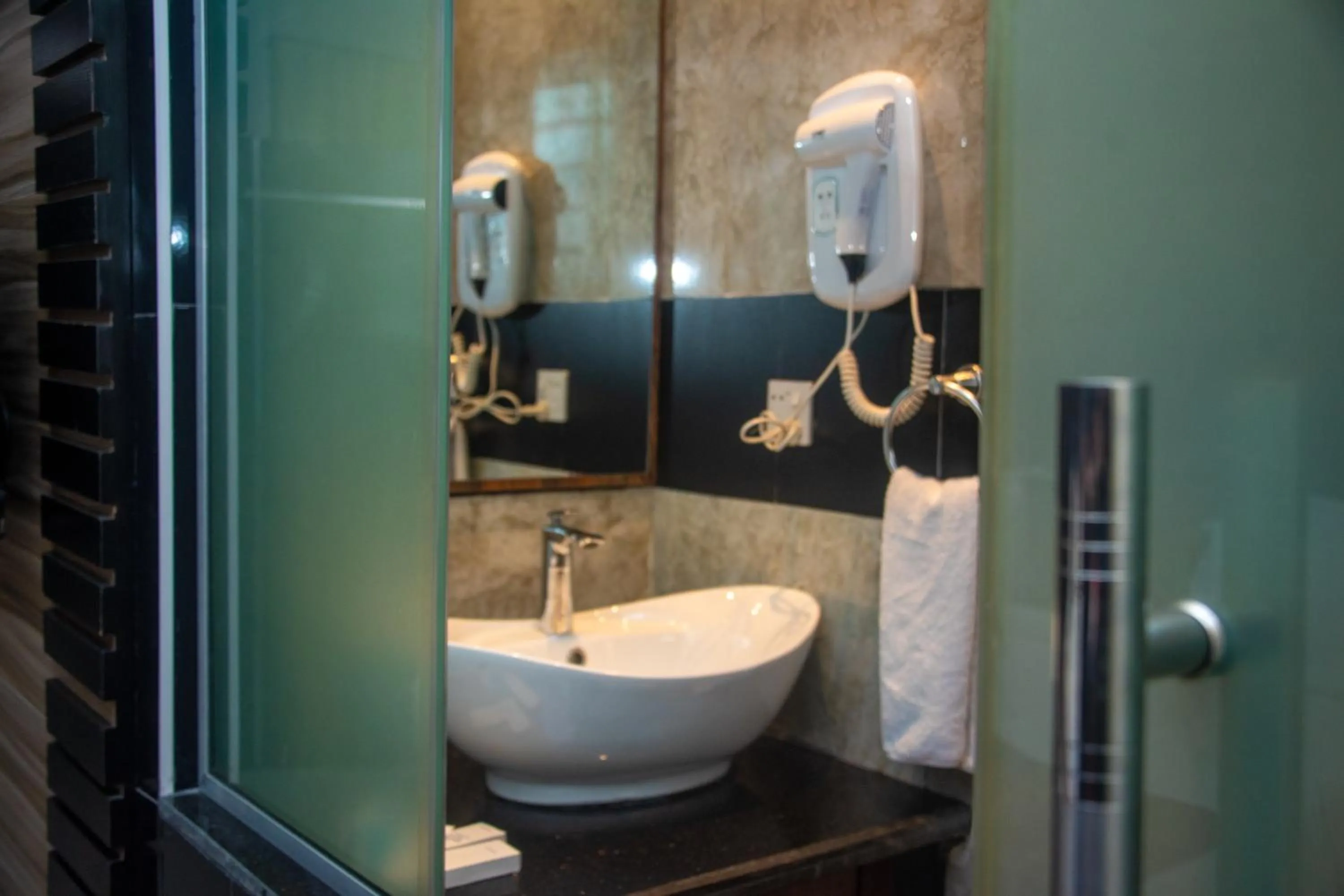 Shower in Golden Tulip Garden City Hotel - Rivotel