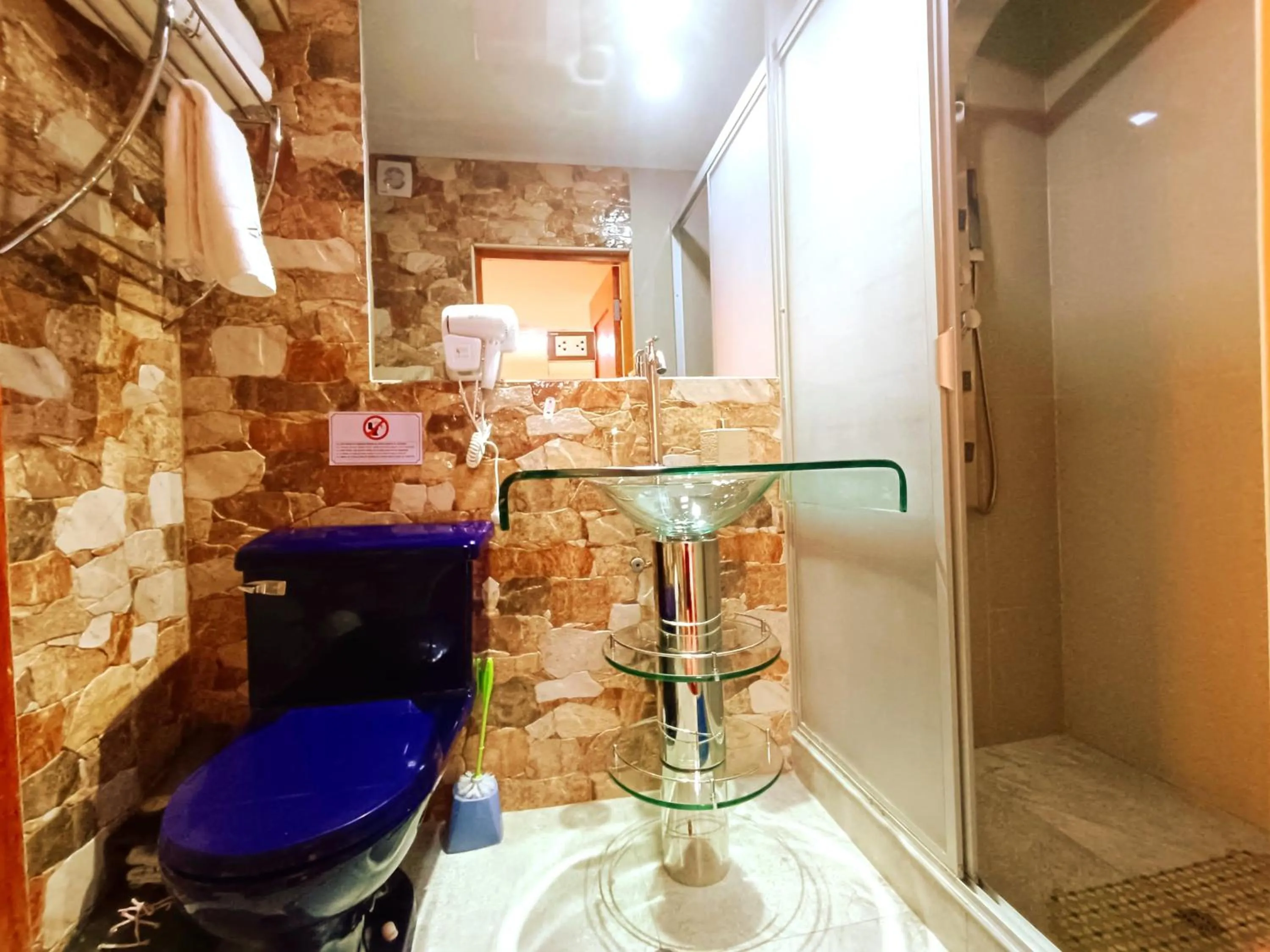 Shower in La Posada del Viajero