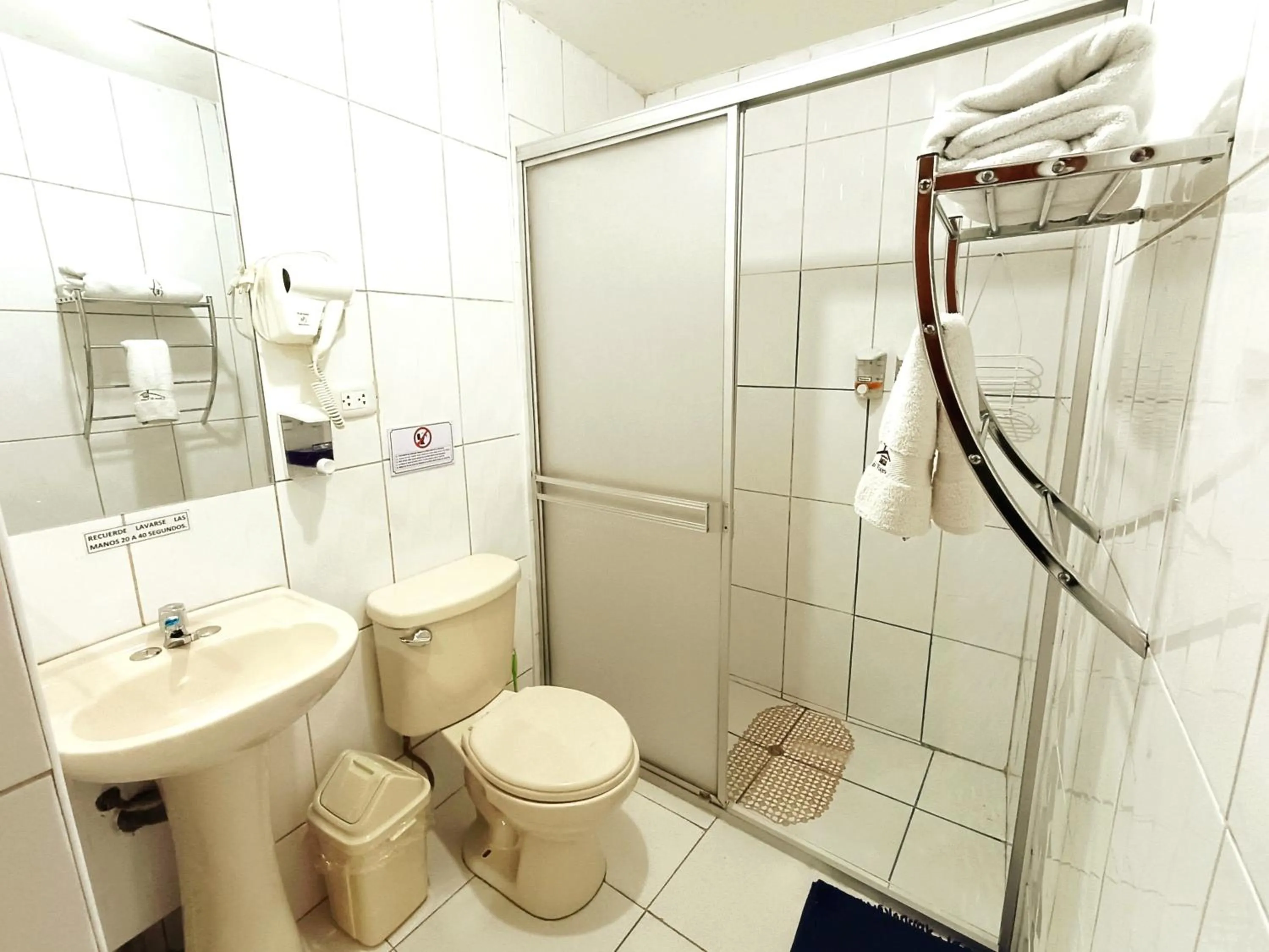 Shower in La Posada del Viajero