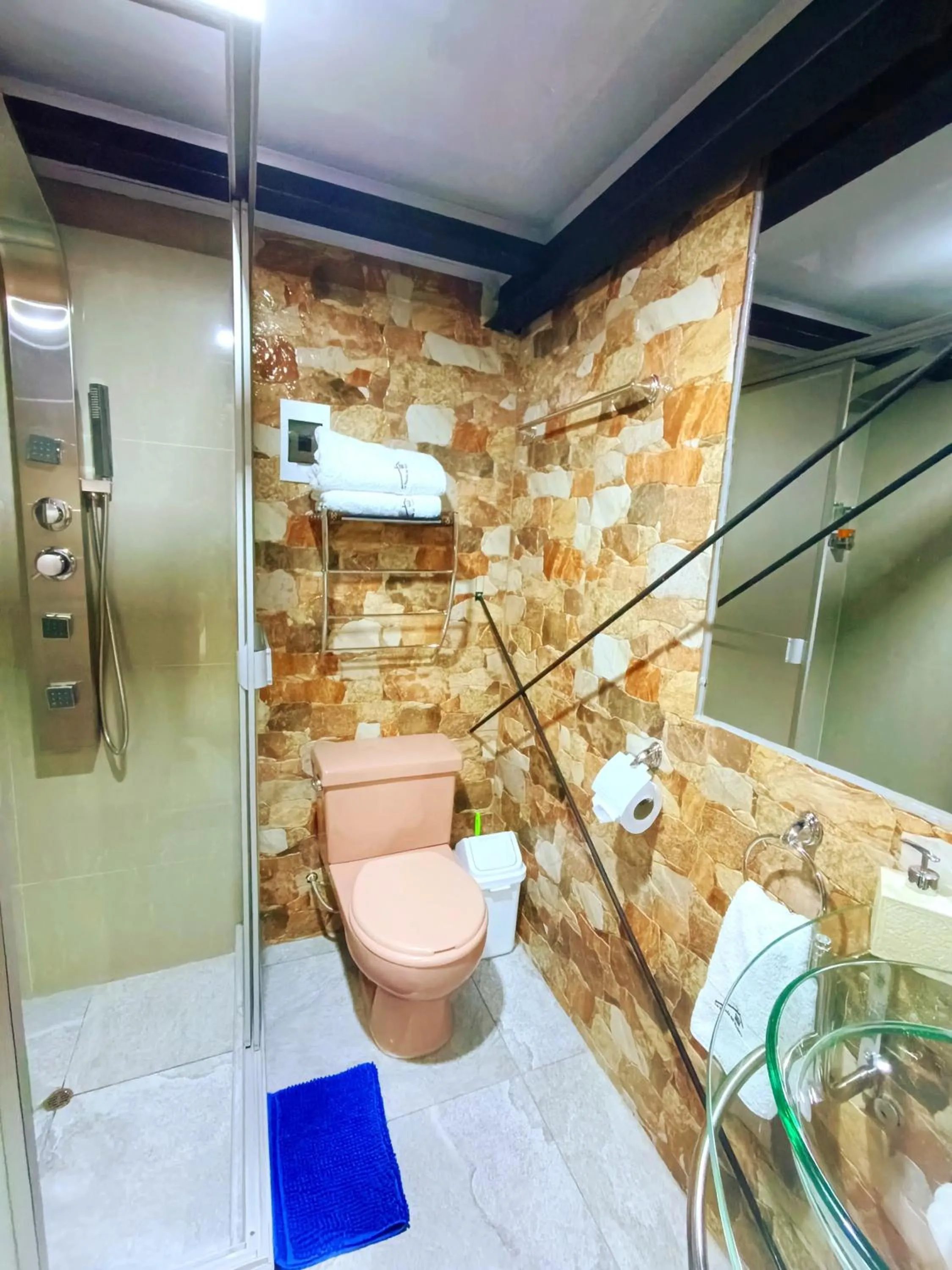 Shower in La Posada del Viajero