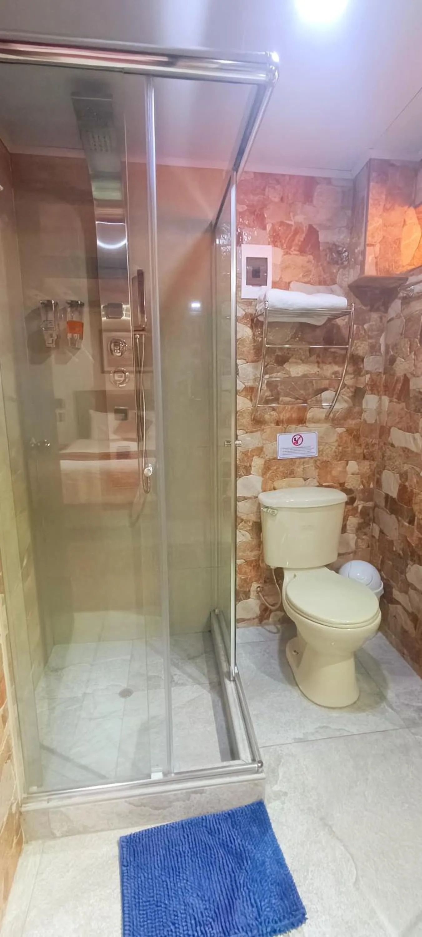 Shower in La Posada del Viajero