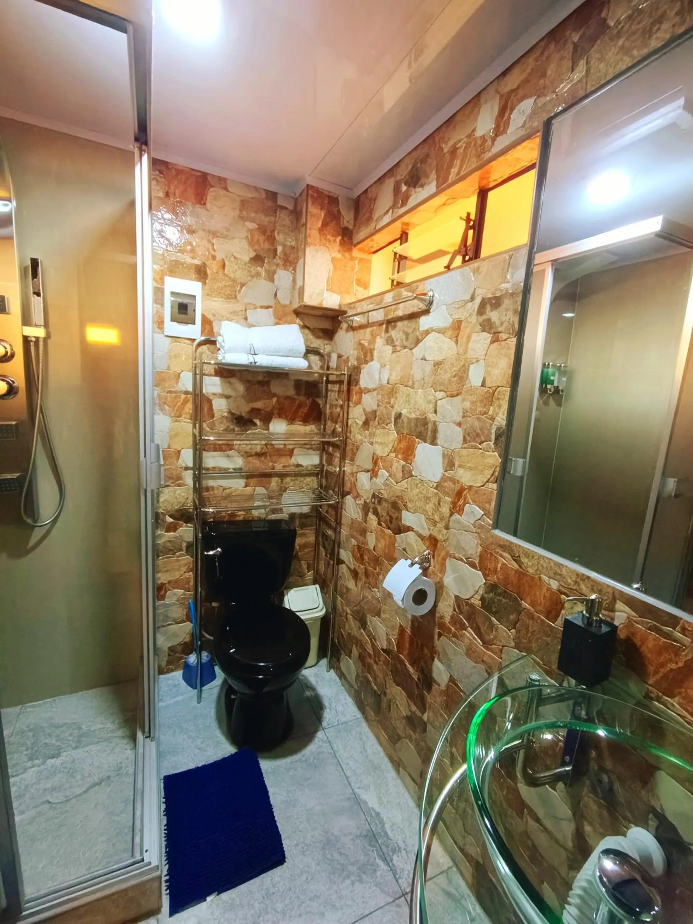 Shower in La Posada del Viajero