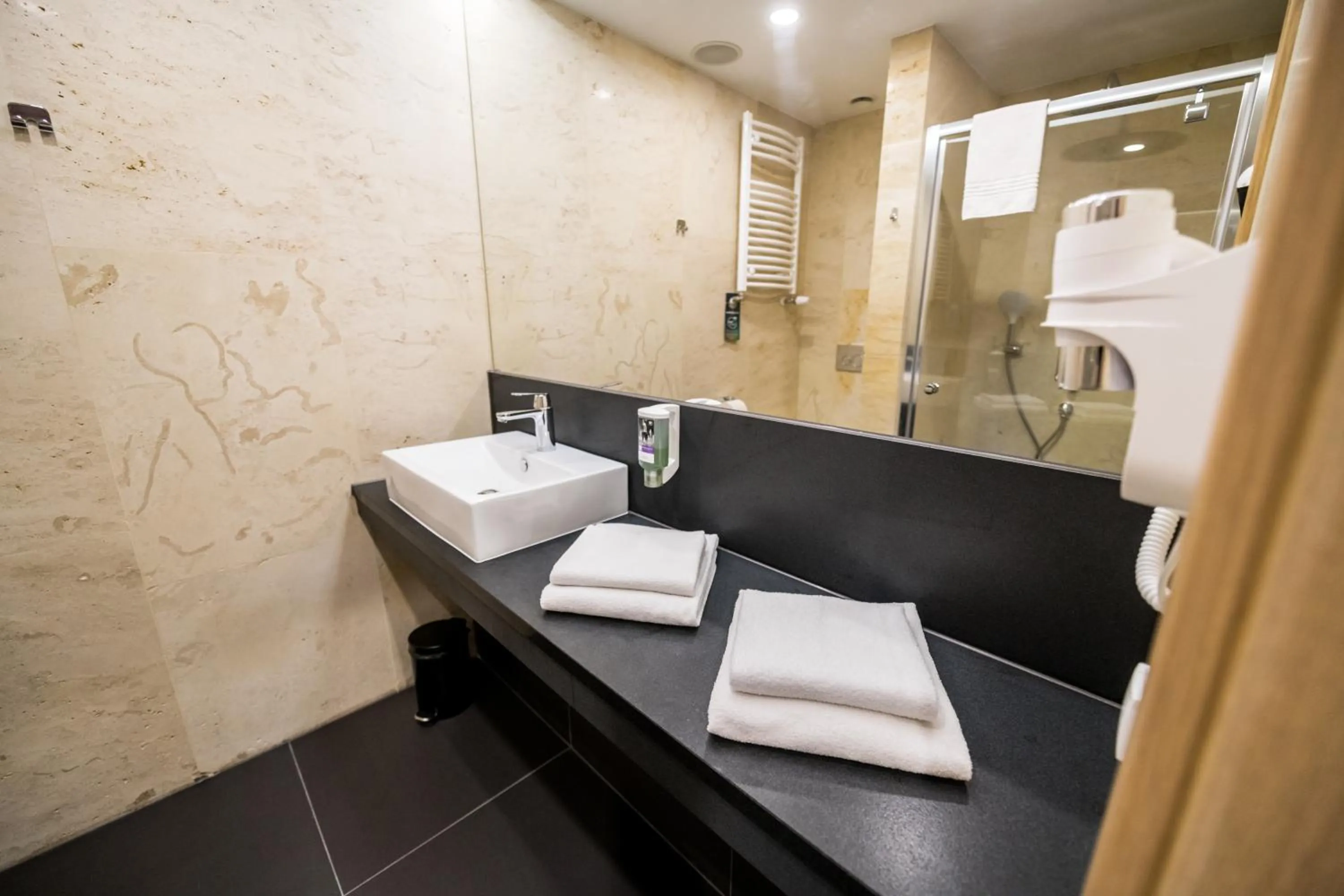 Bathroom in Mercure Jelenia Góra